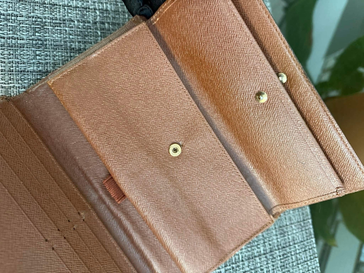 International Wallet with 8 Cardholders ๐๏ธ Year: 2008