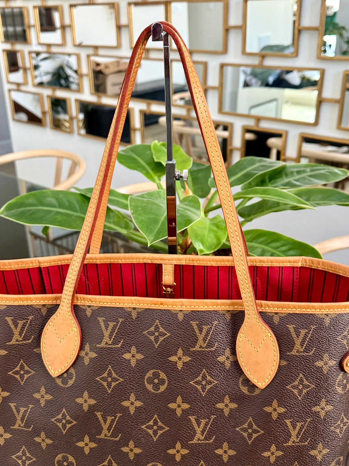 Neverfull MM in Cerise/ Red interior with Dustbag ๐
Year: 2018