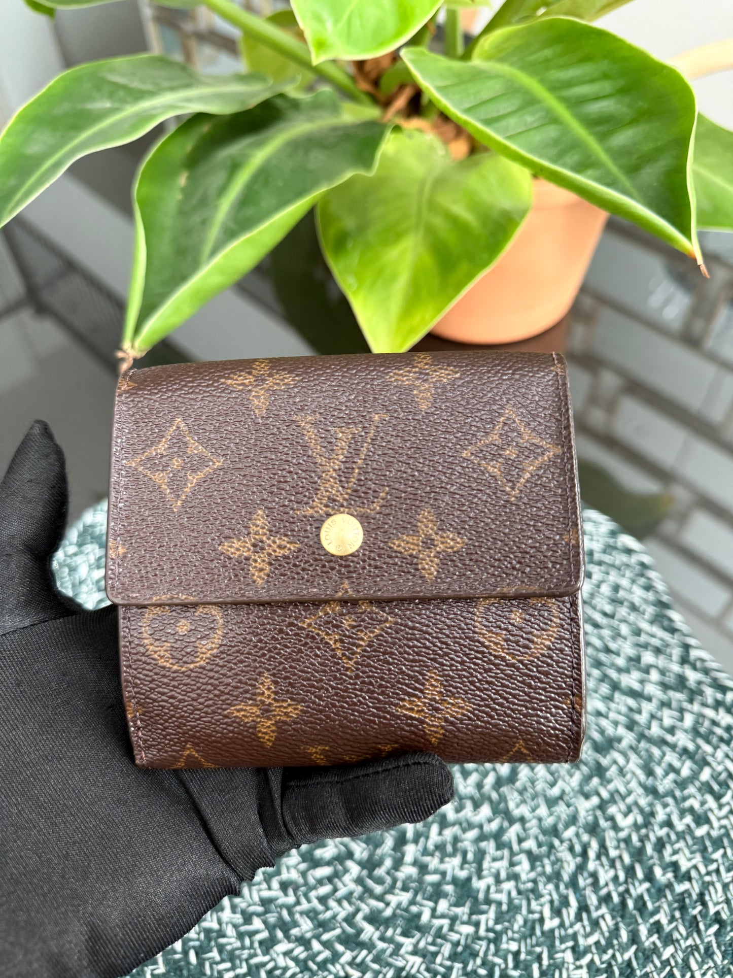 Elise Trifold Compact Wallet -๐๏ธ Year: 2001