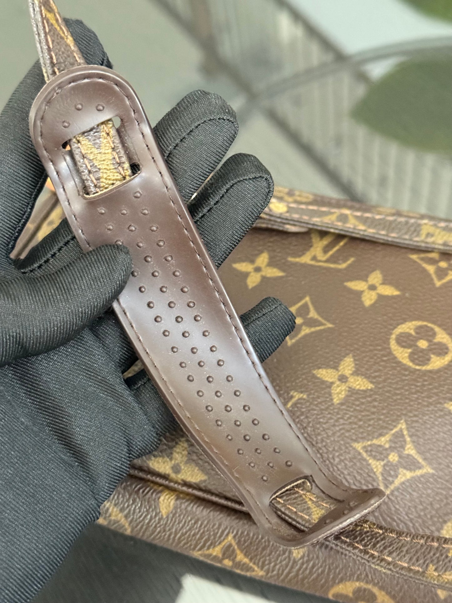 Pochette Accessories with Vintage Crossbody Strap - ๐
Year: 1999