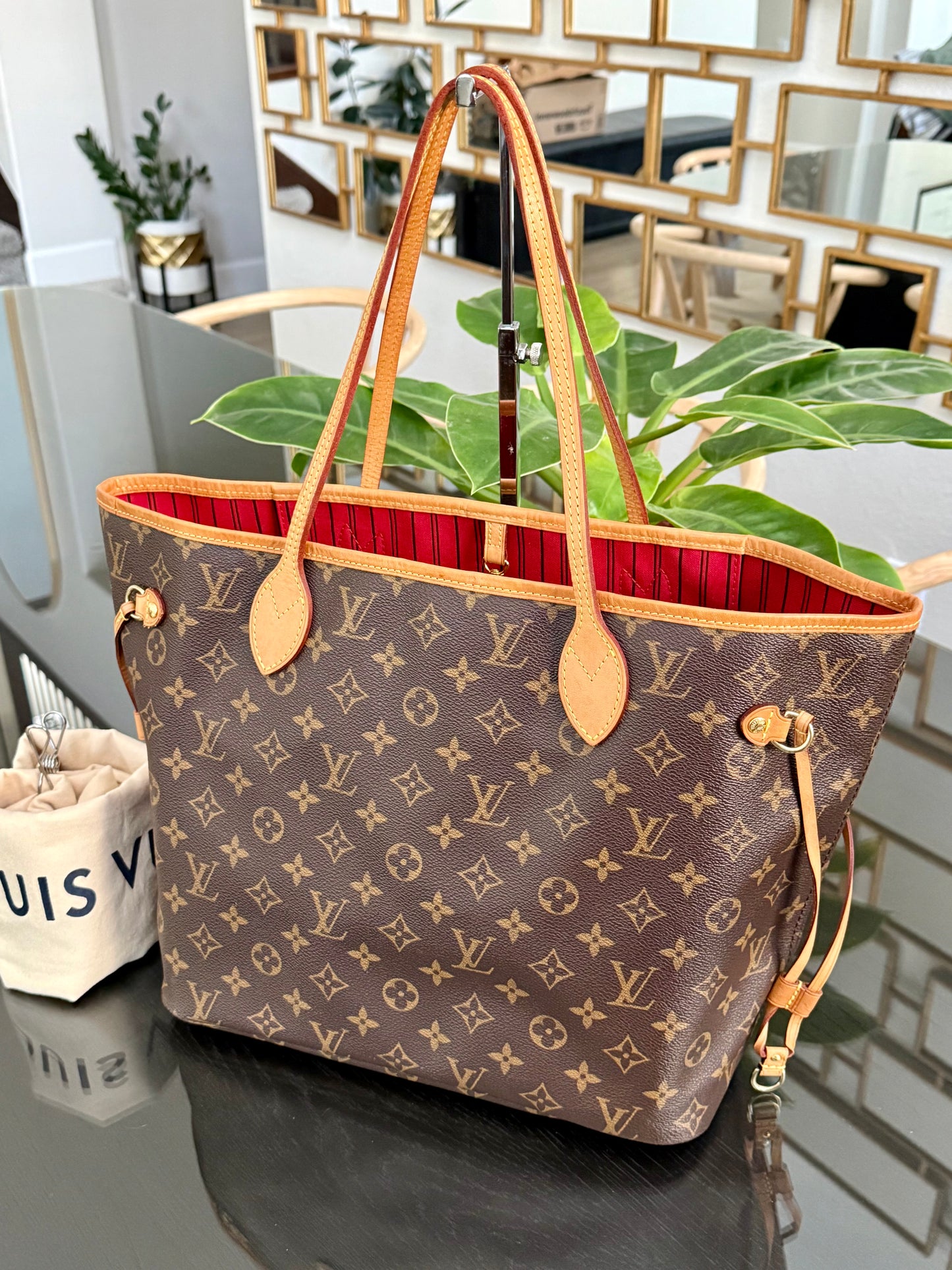 Neverfull MM in Cerise/ Red interior with Dustbag ๐
Year: 2018
