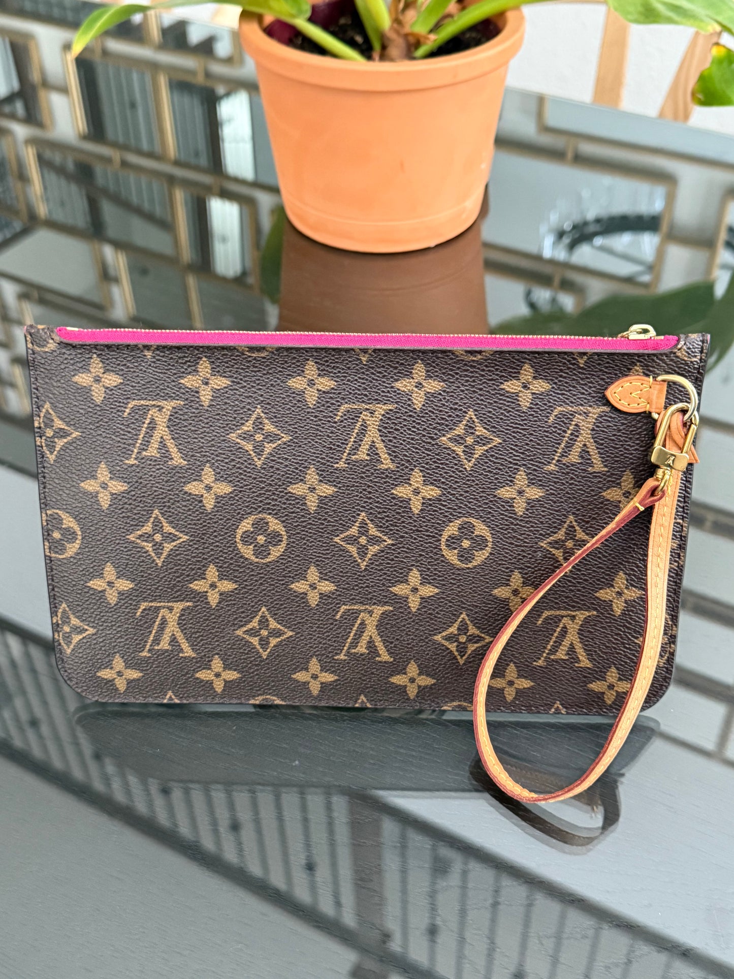 Neverfull MM Pouch in Peony interior -🗓️ Year:2019