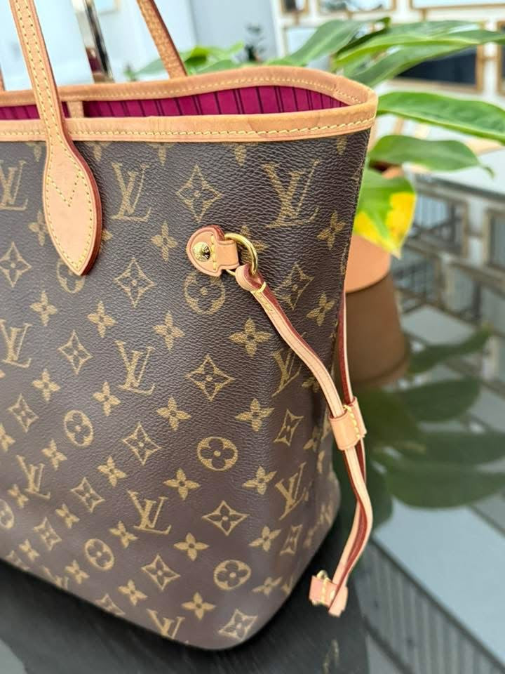 Neverfull MM Monogram in Peony with Dustbag and Insert organizer π
Year: 2020
