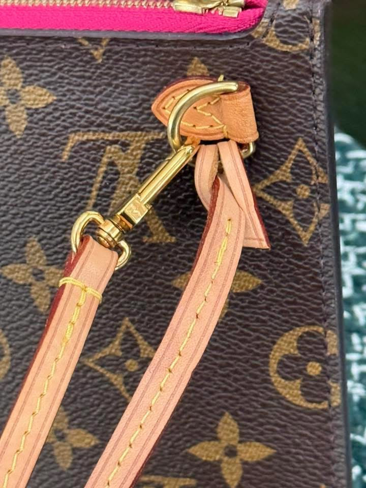 Neverfull MM/GM Pouch in Peony 🗓️ Year: 2020