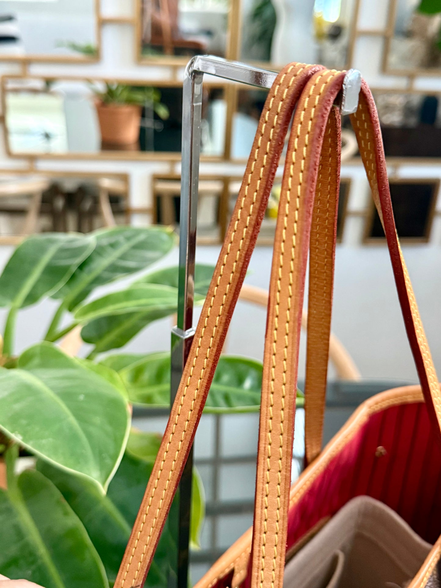 Neverfull MM in Cerise/ Red interior with Dustbag ๐
Year: 2018