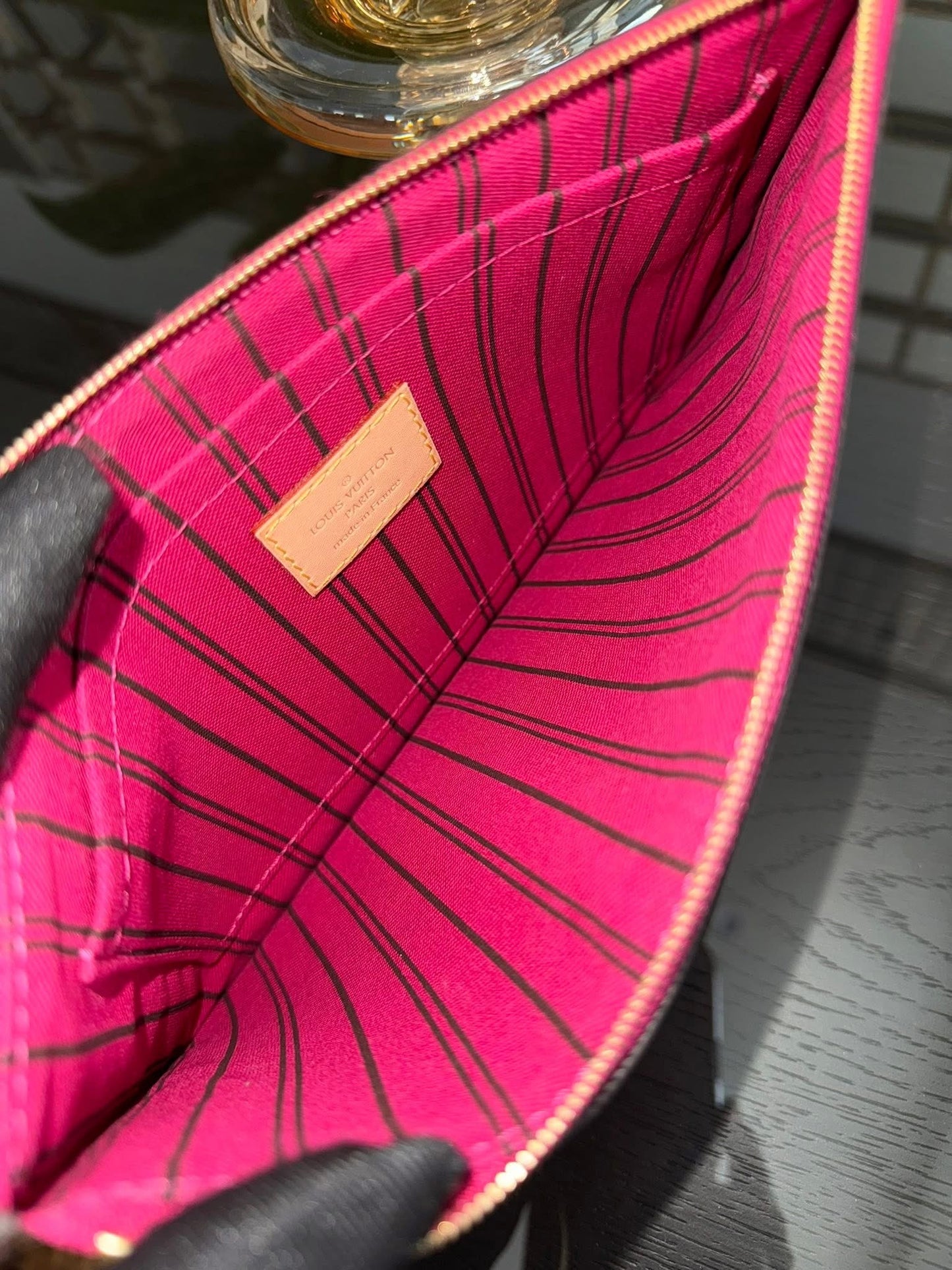 Neverfull MM/GM Pouch in Peony 🗓️ Year: 2016