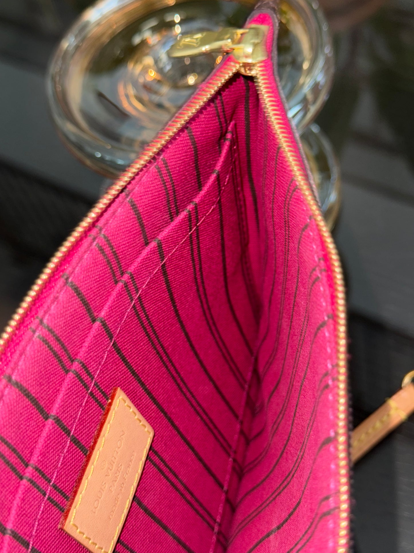 Neverfull MM Pouch in Peony interior -🗓️ Year:2019