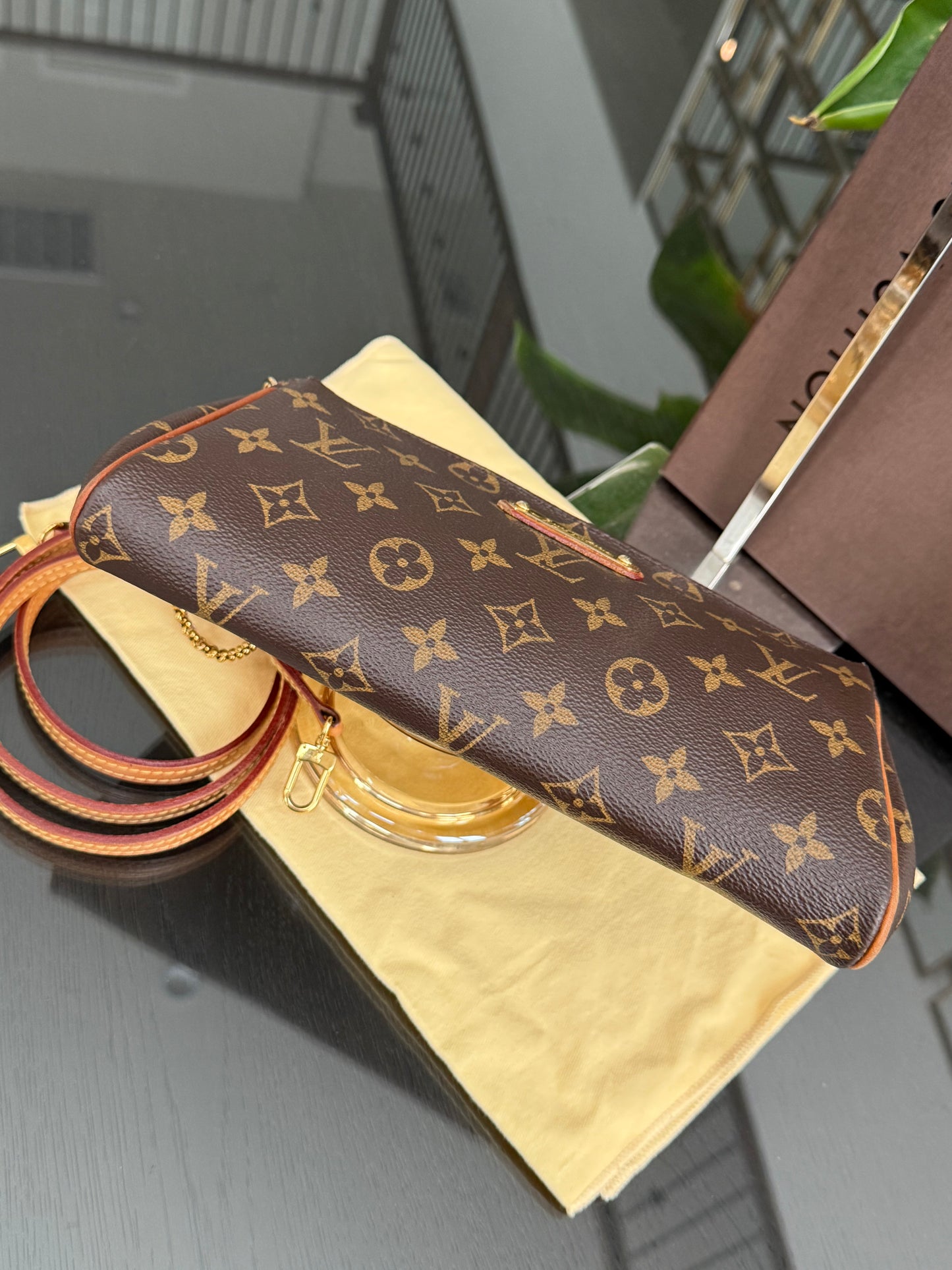 Eva Clutch Crossbody with Dustbag and Box🗓️ Year: 2015