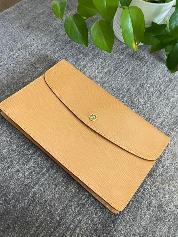 Epi Montaigne Clutch in Winnipeg Beige -Year: 1987