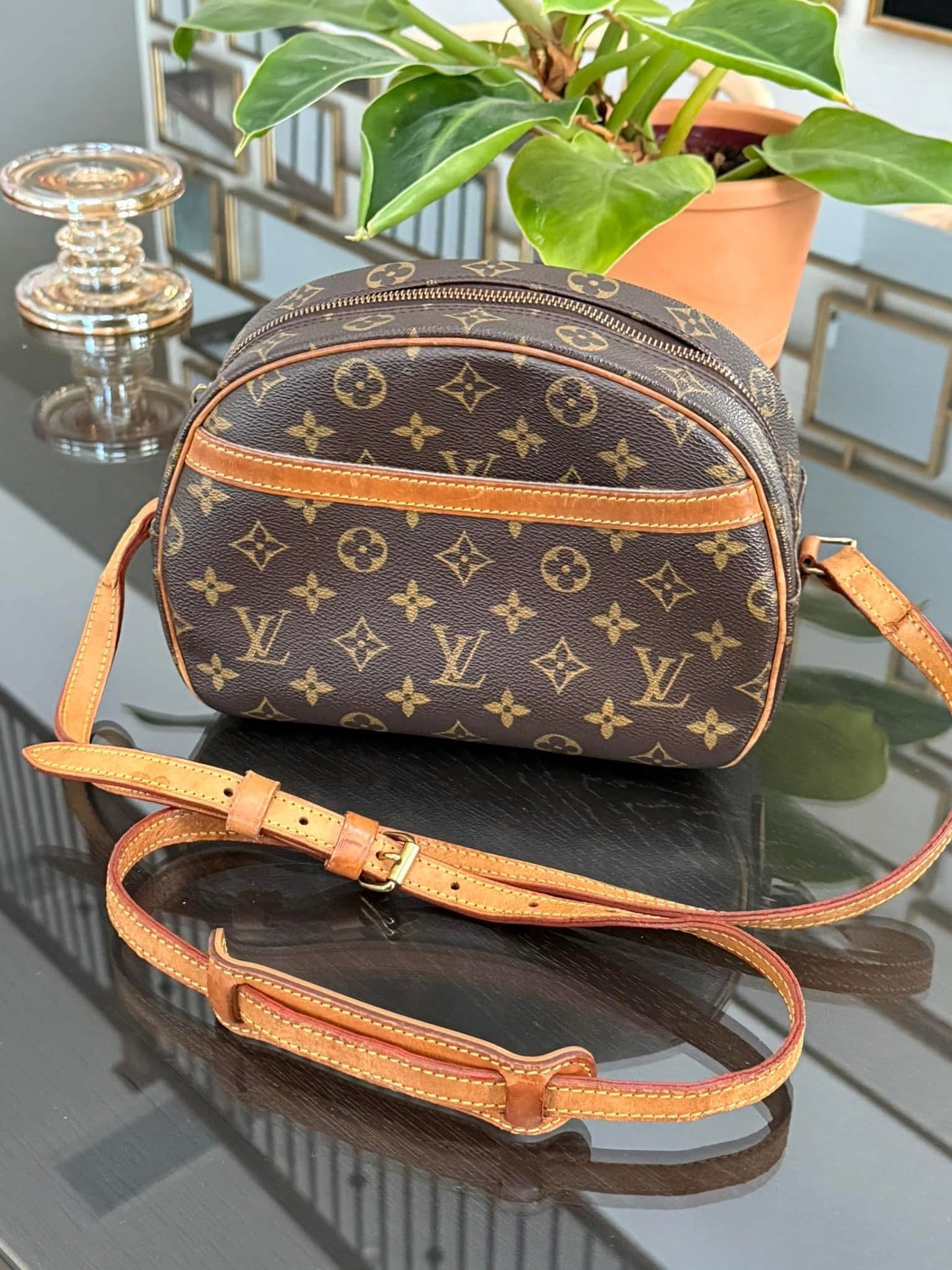 Blois Crossbody -๐๏ธ Year: 1999