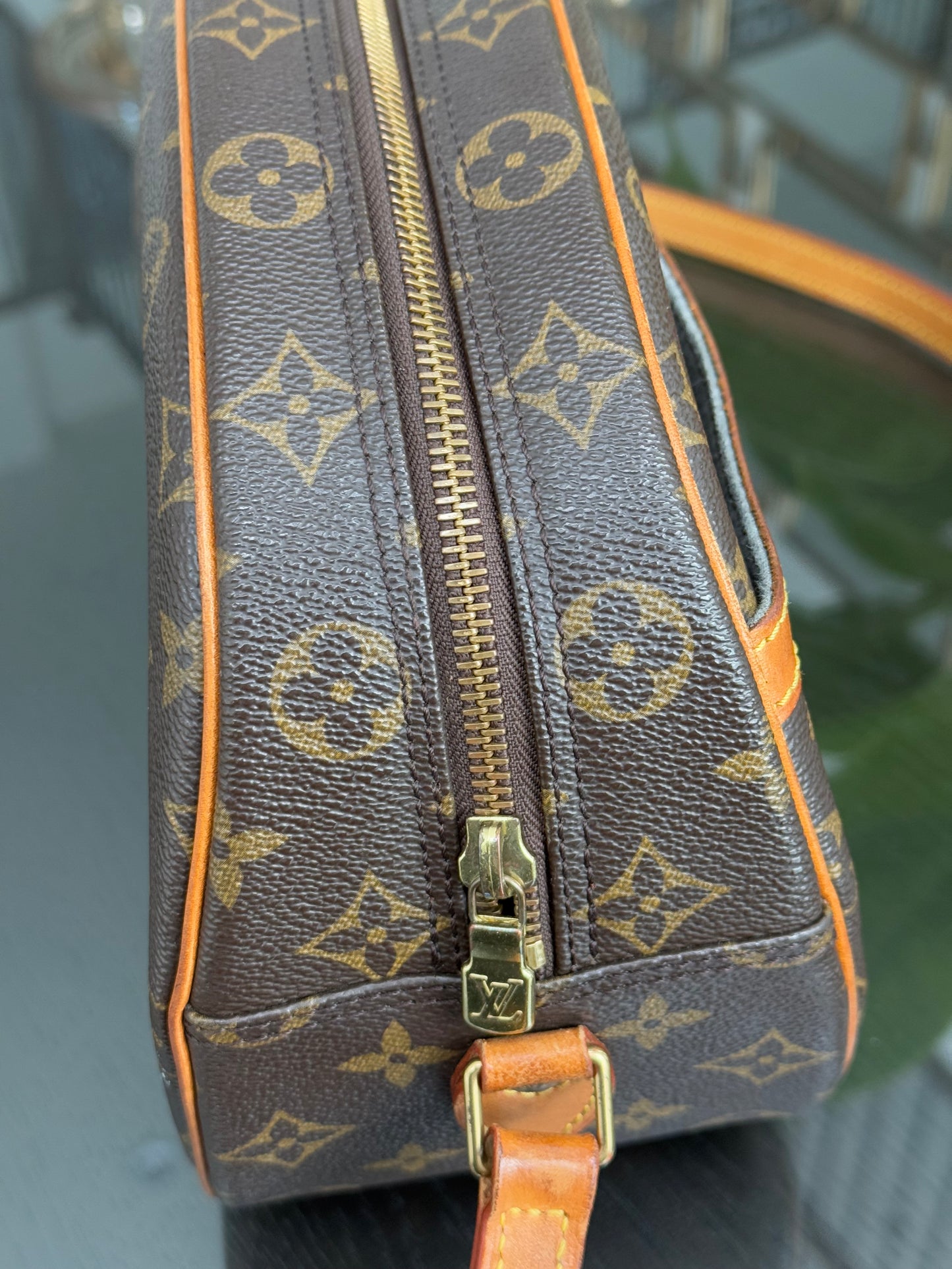 Blois Crossbody -🗓️ Year: 1995