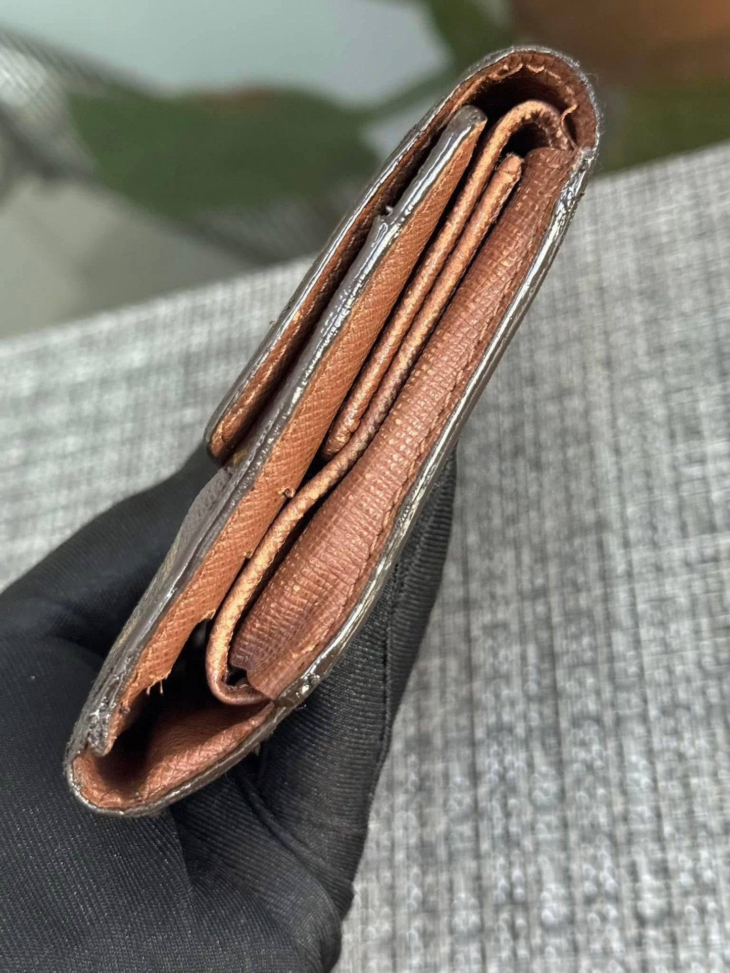 International Wallet with 8 Cardholders ๐๏ธ Year: 2008