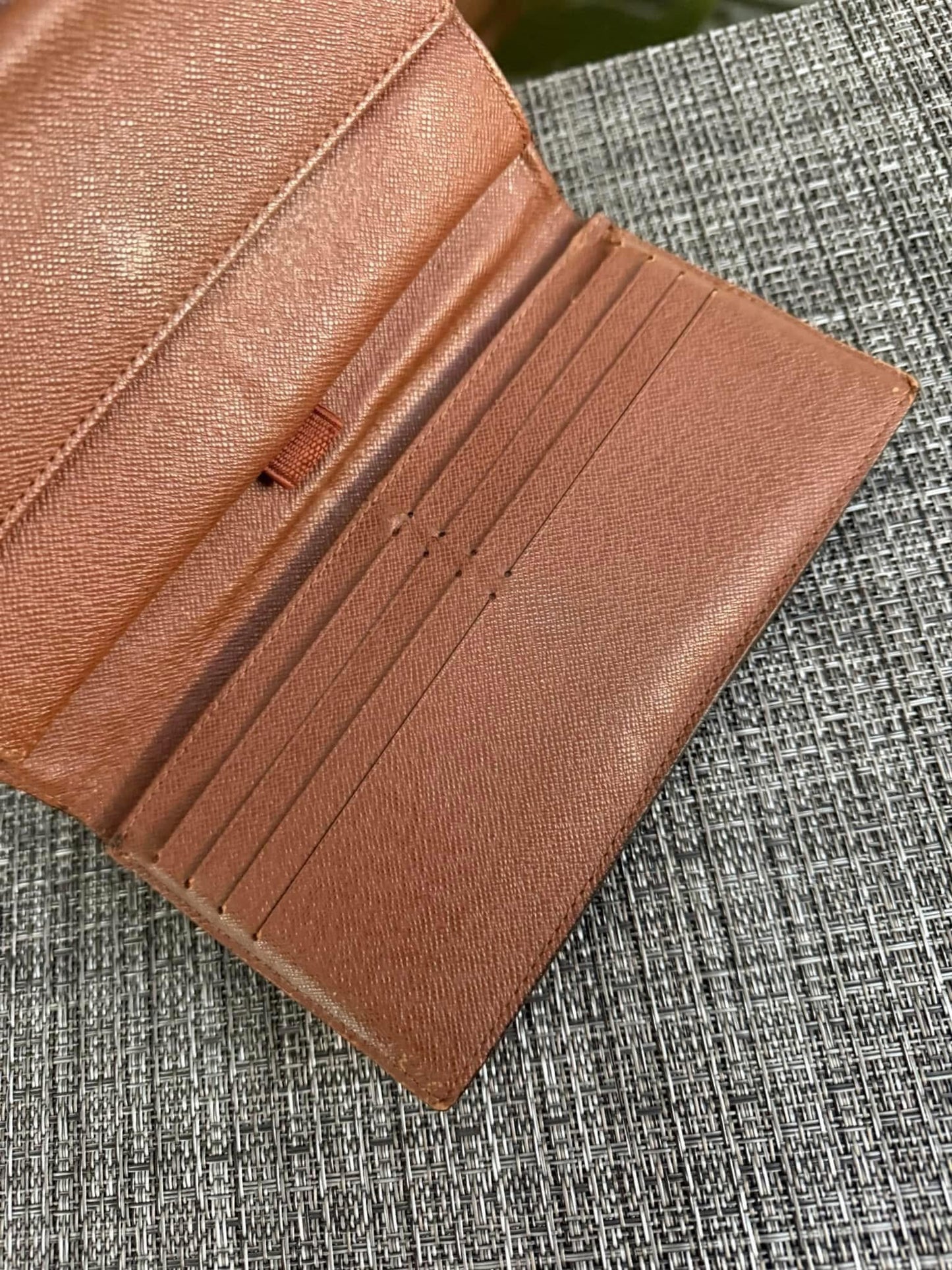 International Wallet with 8 Cardholders ๐๏ธ Year: 2008