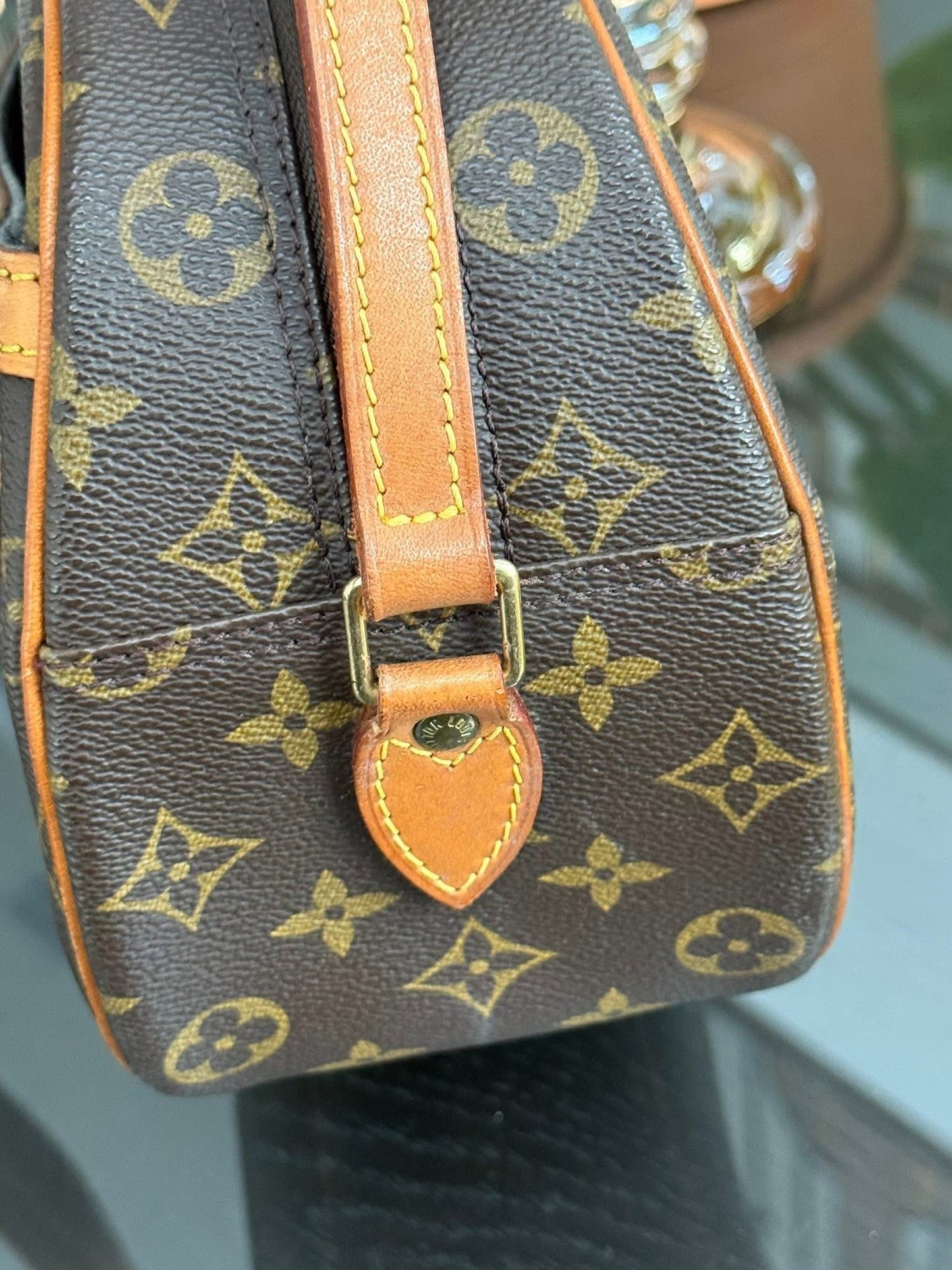 Blois Crossbody -๐๏ธ Year: 1997