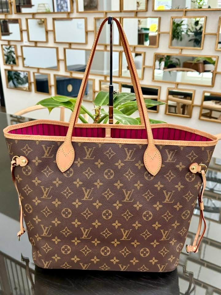 Neverfull MM Monogram in Peony with Dustbag and Insert organizer π
Year: 2020