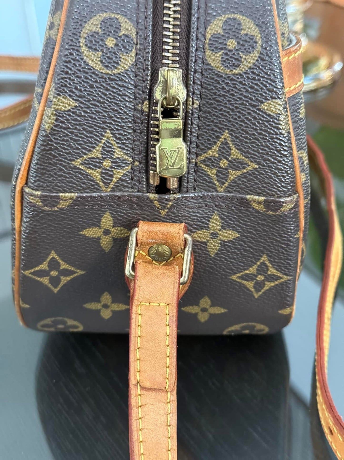 Blois Crossbody -๐๏ธ Year: 1999