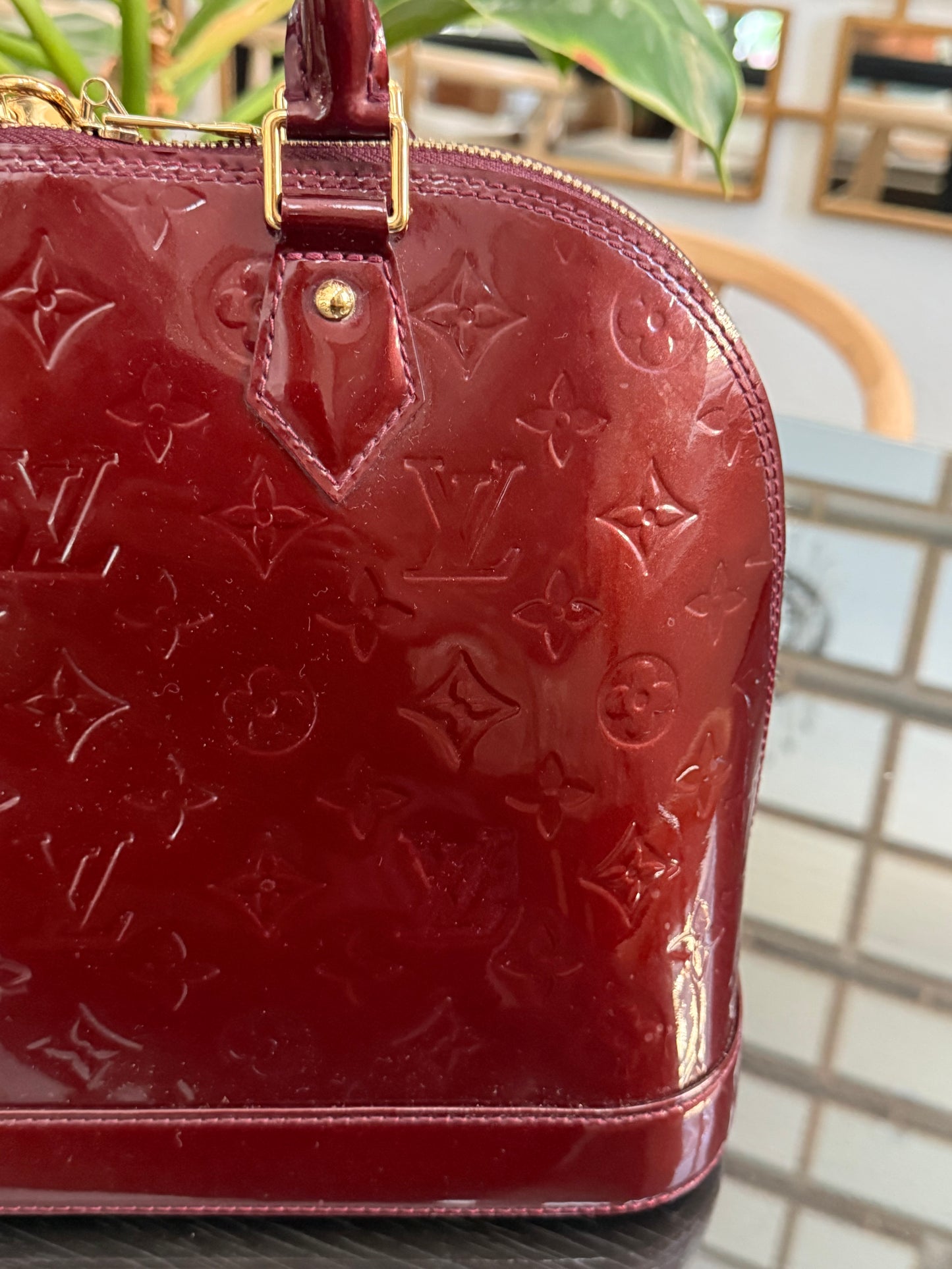 Vernis Alma PM Amarante with Lock π and key, clochette and Dustbag π