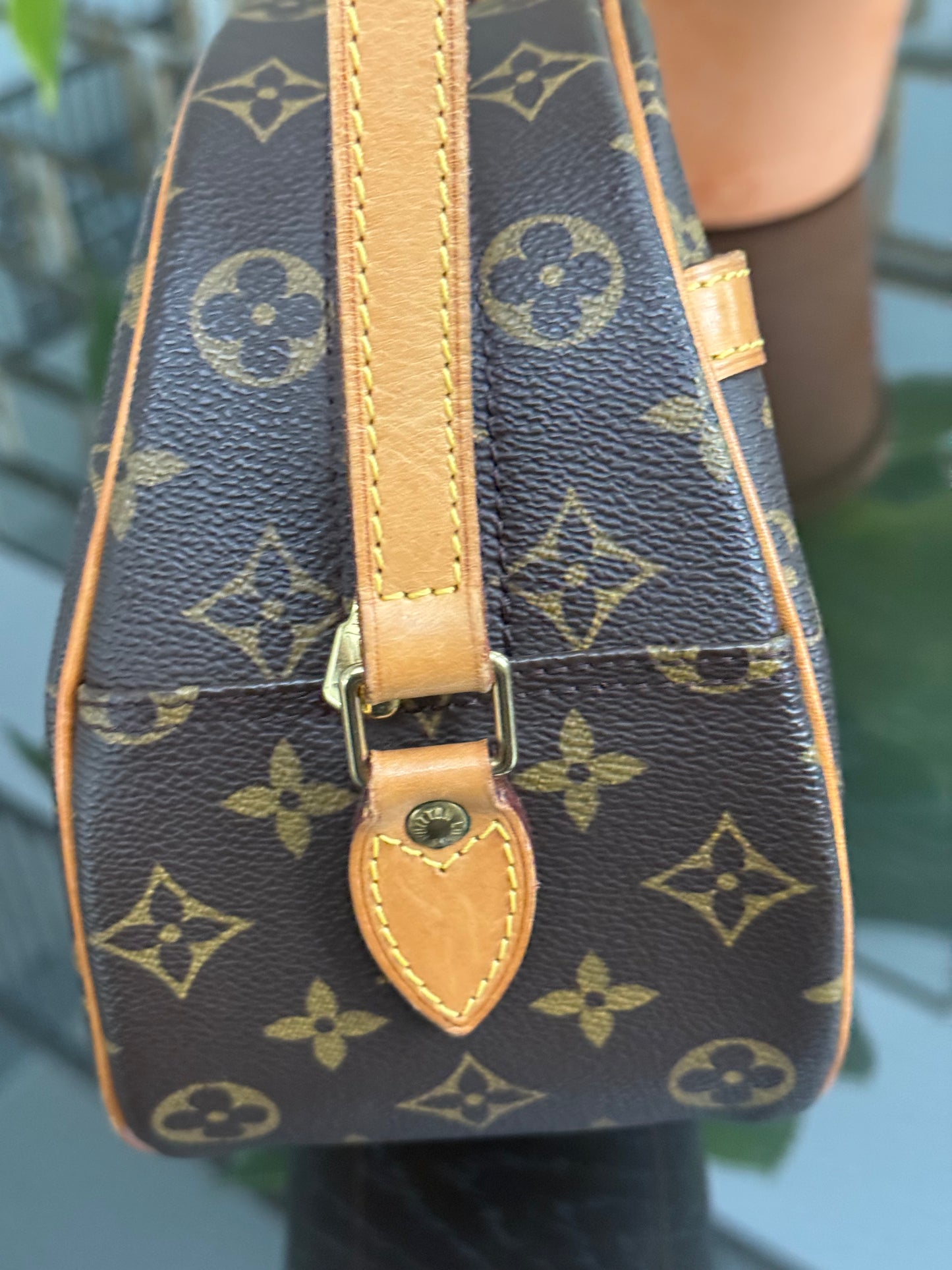 Blois Crossbody -🗓️ Year: 1999