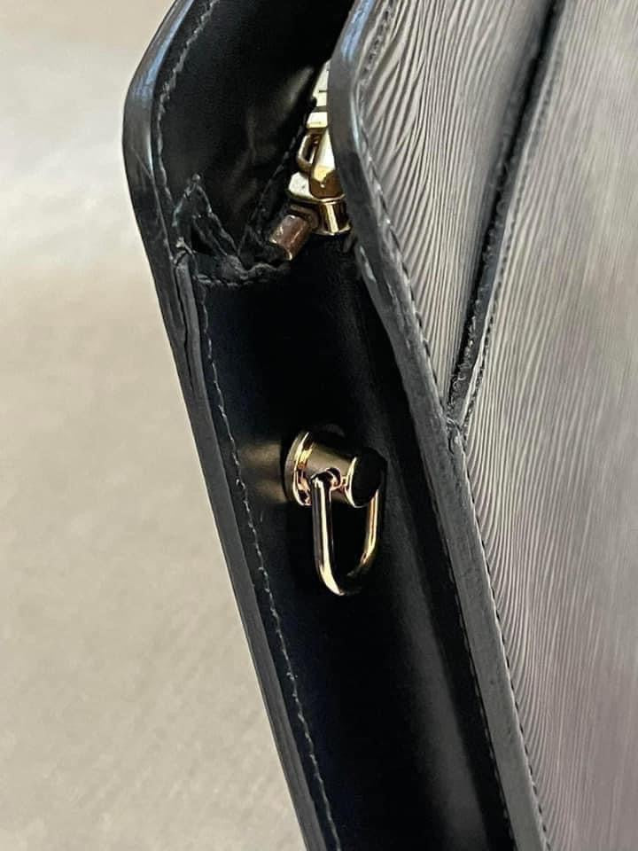 Pochette Homme Epi Converted to Crossbody -Year 1995