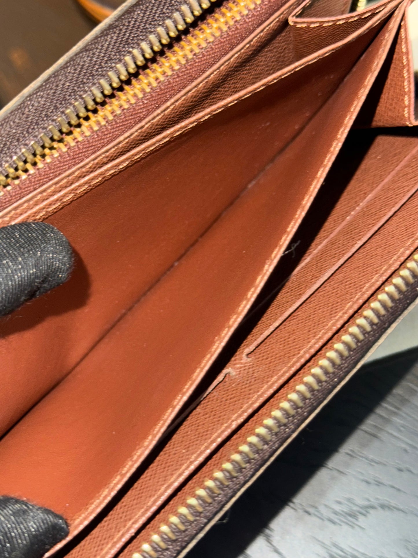Zippy Long Wallet in Monogram with Dustbag and Box π
Year: 2009