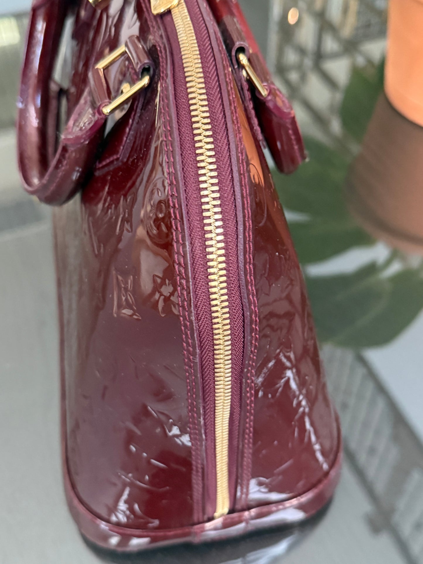 Vernis Alma PM Amarante with Lock π and key, clochette and Dustbag π