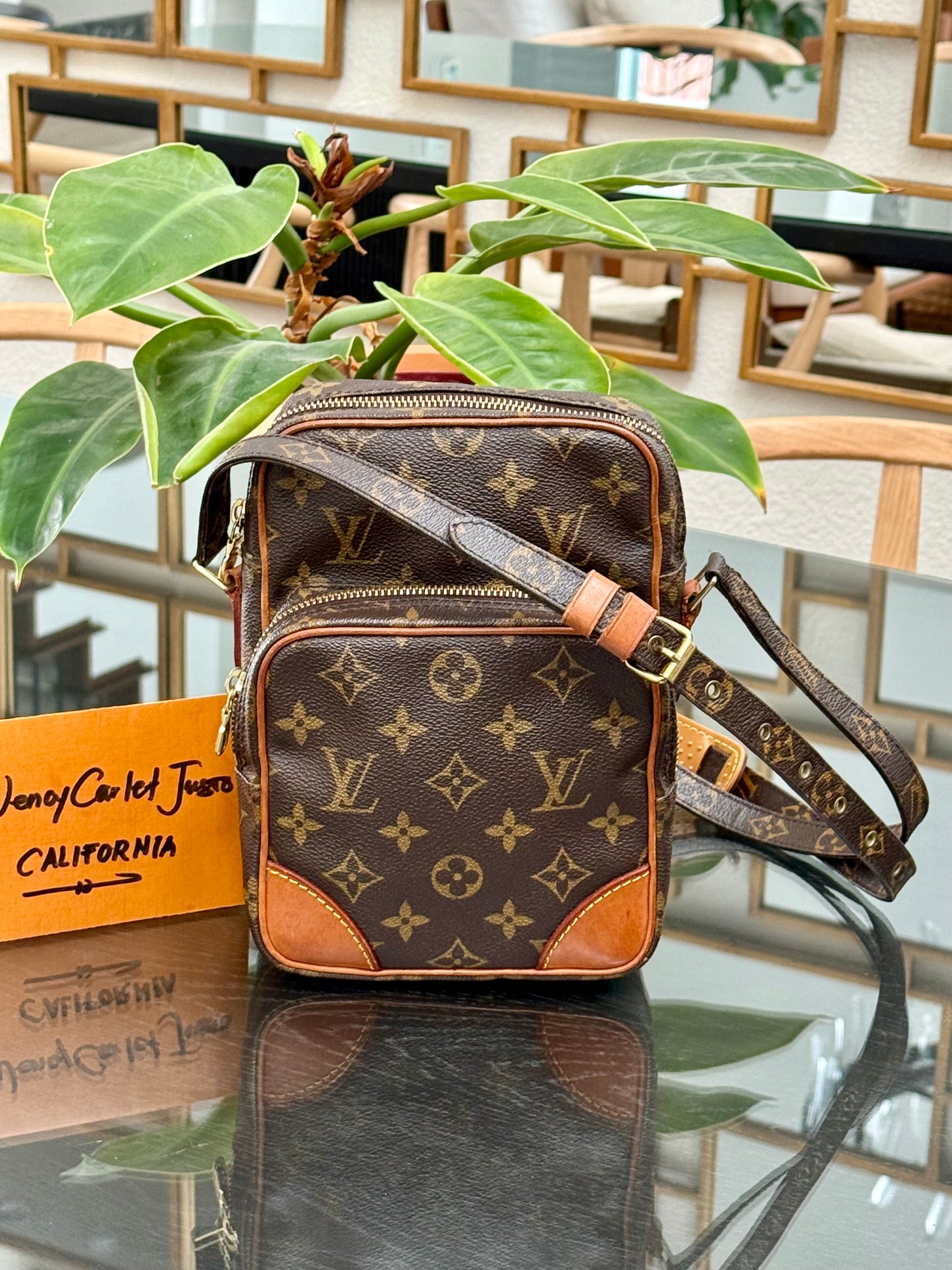 Amazon Crossbody Bag
🗓️ Year: 1998