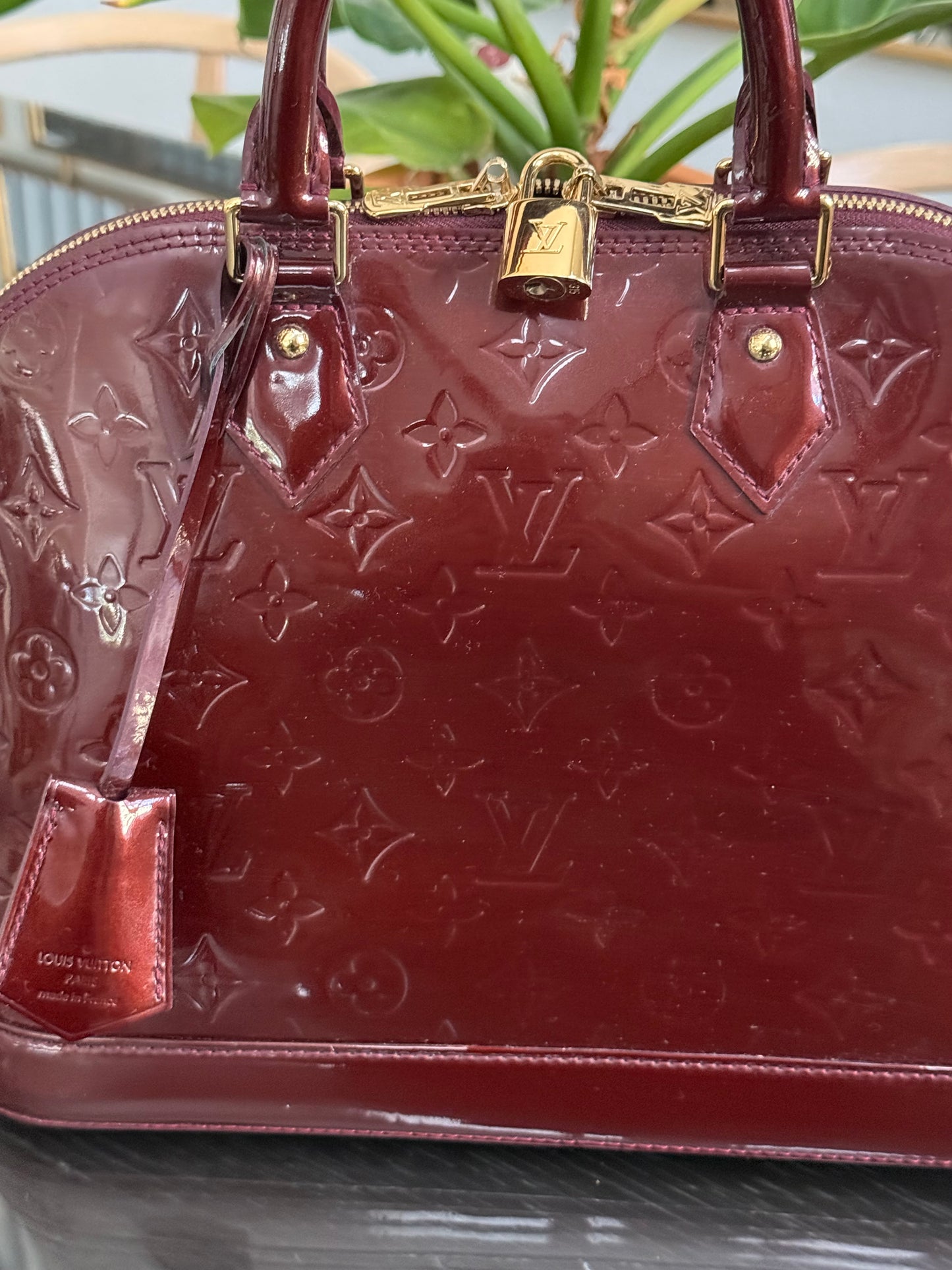 Vernis Alma PM Amarante with Lock π and key, clochette and Dustbag π