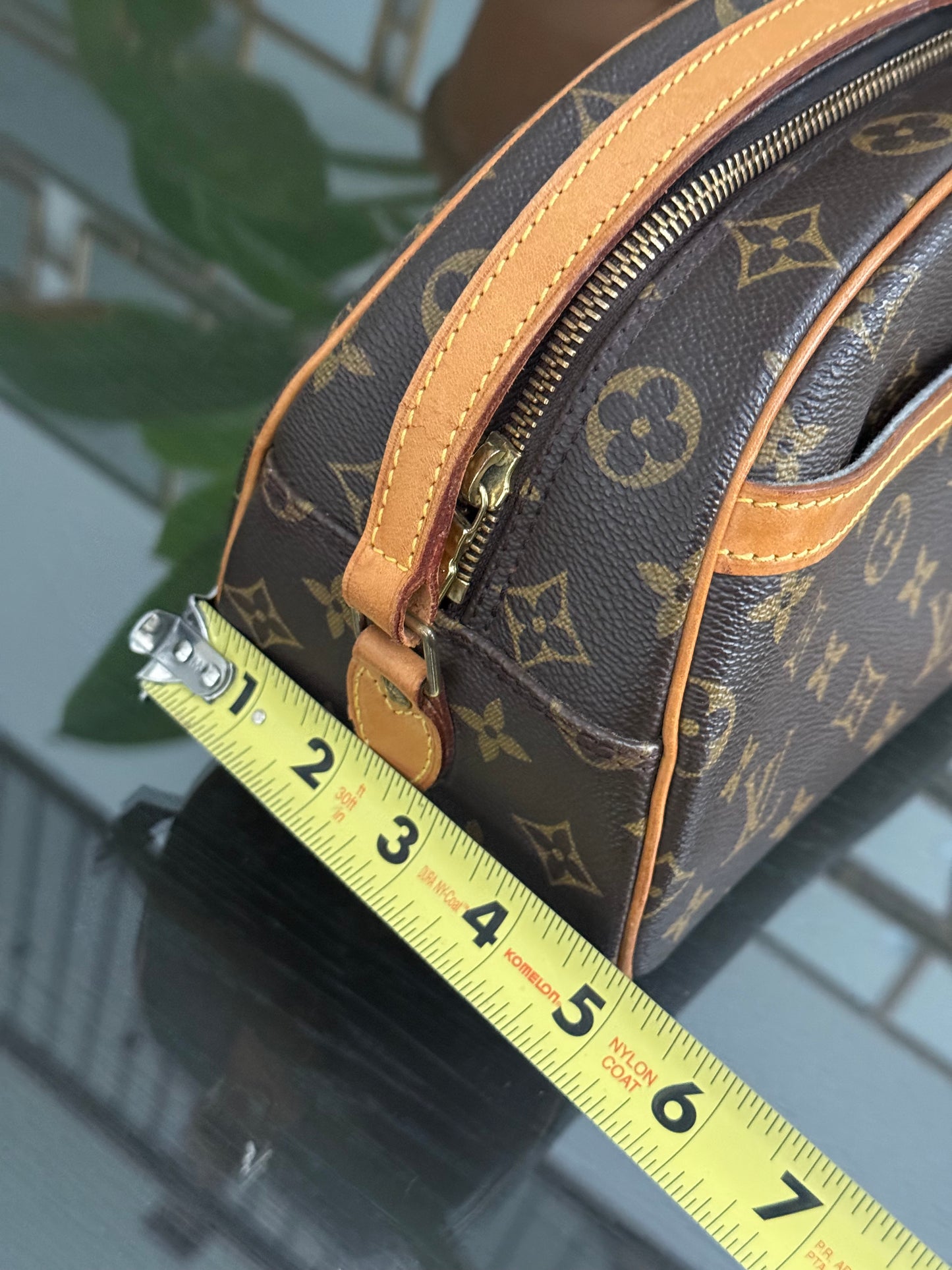Blois Crossbody -🗓️ Year: 1999