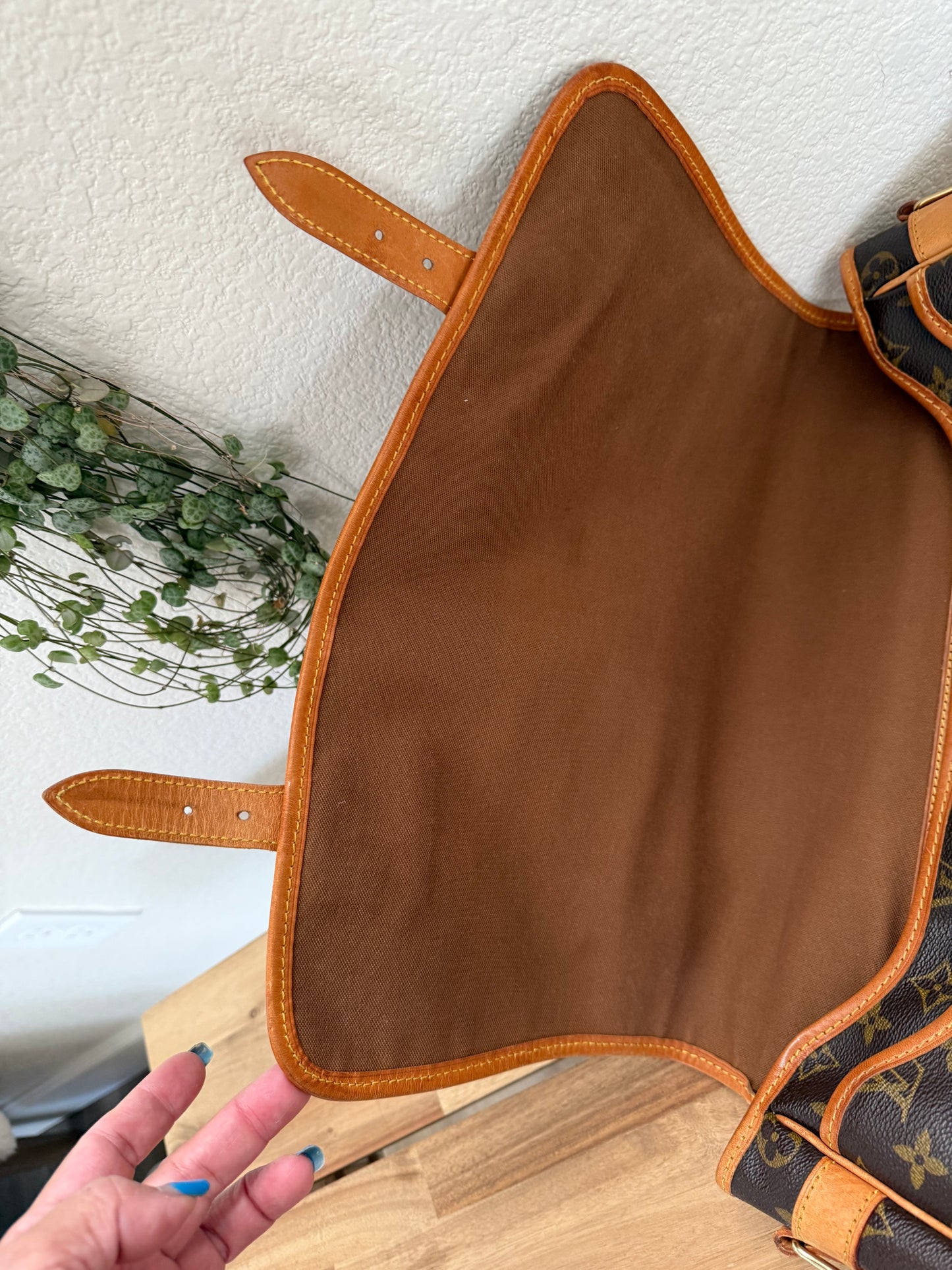 Gibeciere GM Crossbody - π
Year: 1997