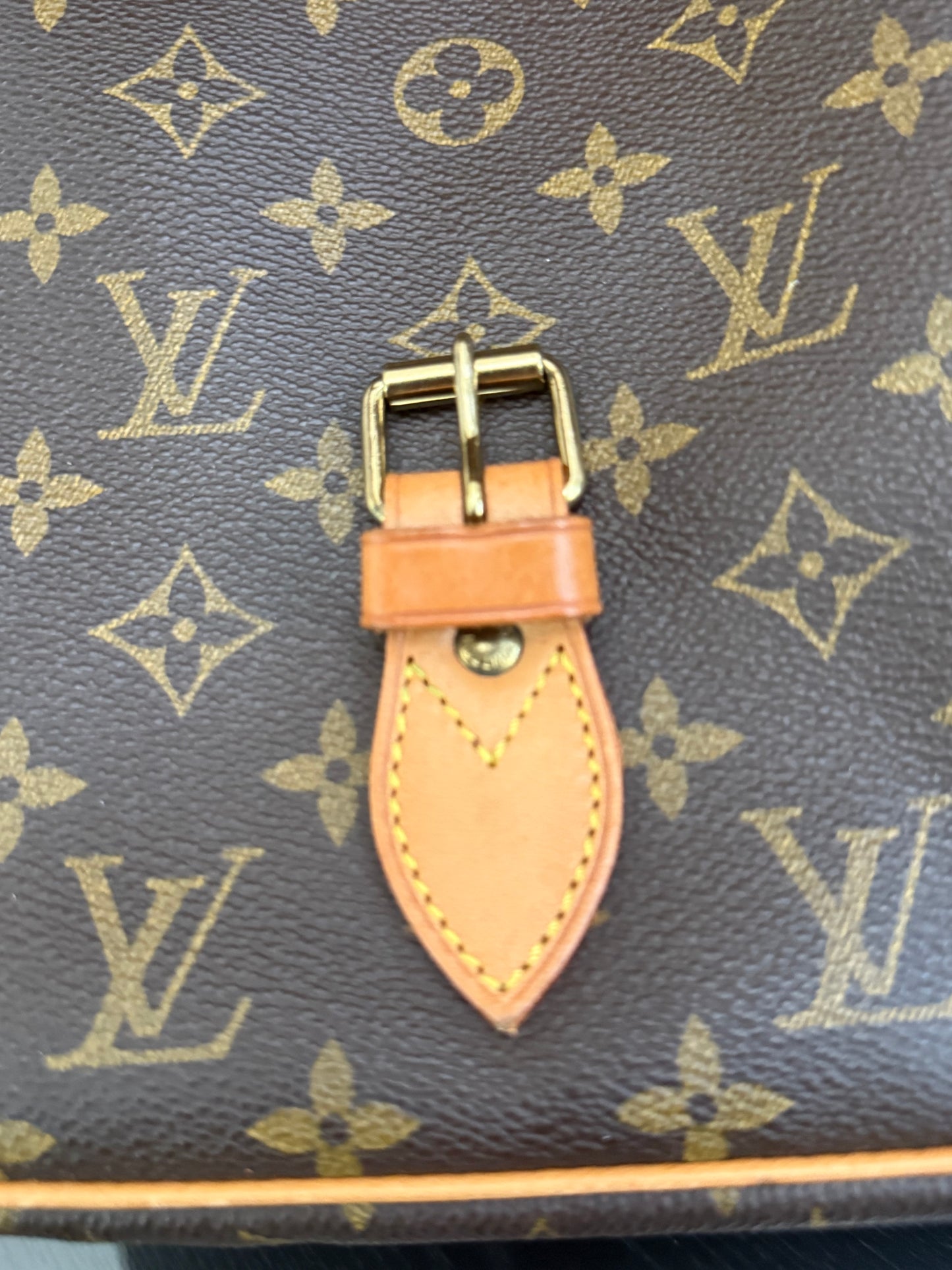 Gibeciere GM Messenger/ Crossbody Bag ๐
Year: 1994