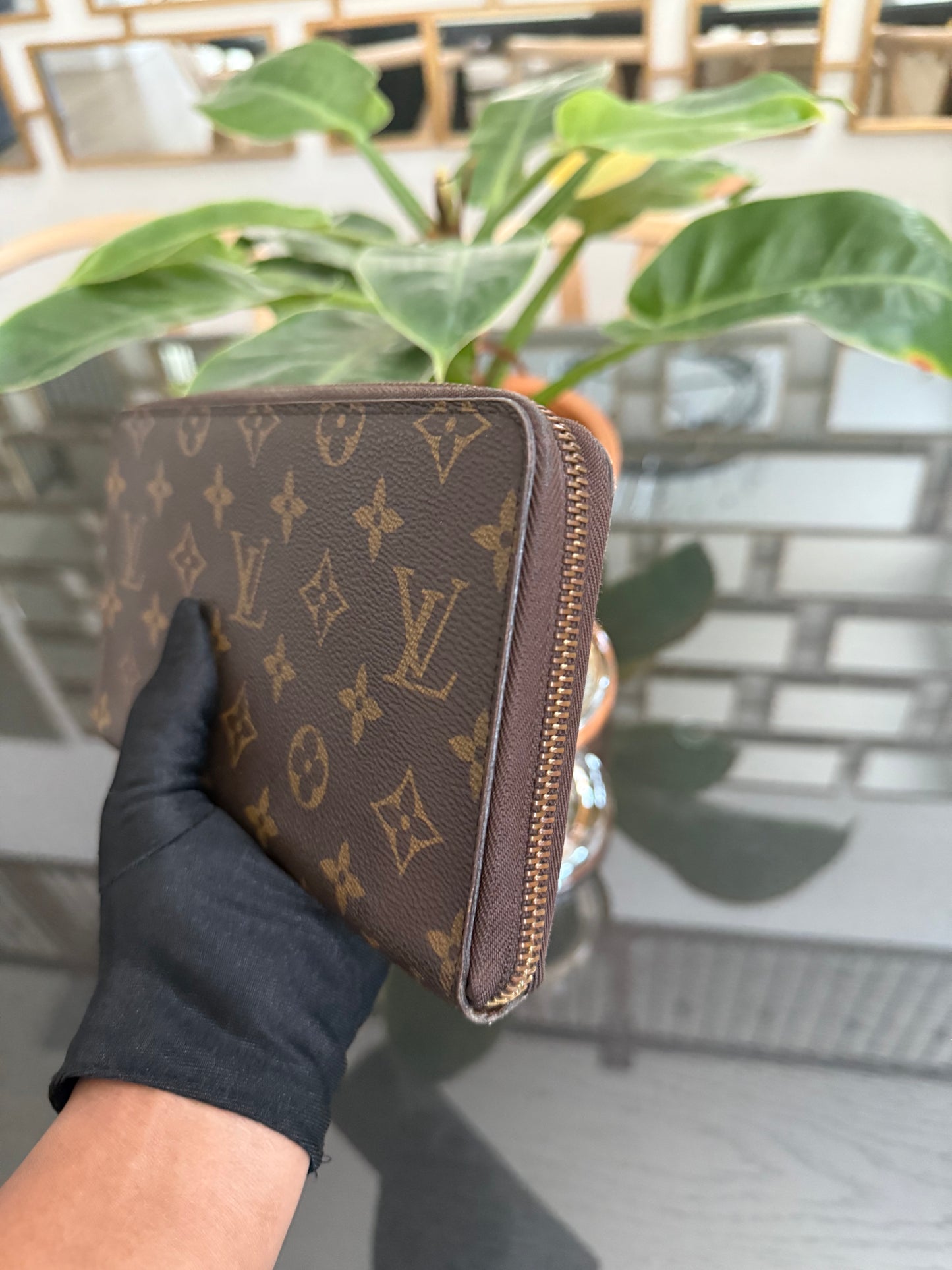Monogram Zippy Wallet Organizer with box and Paper bag 🗓️ Year: 2017