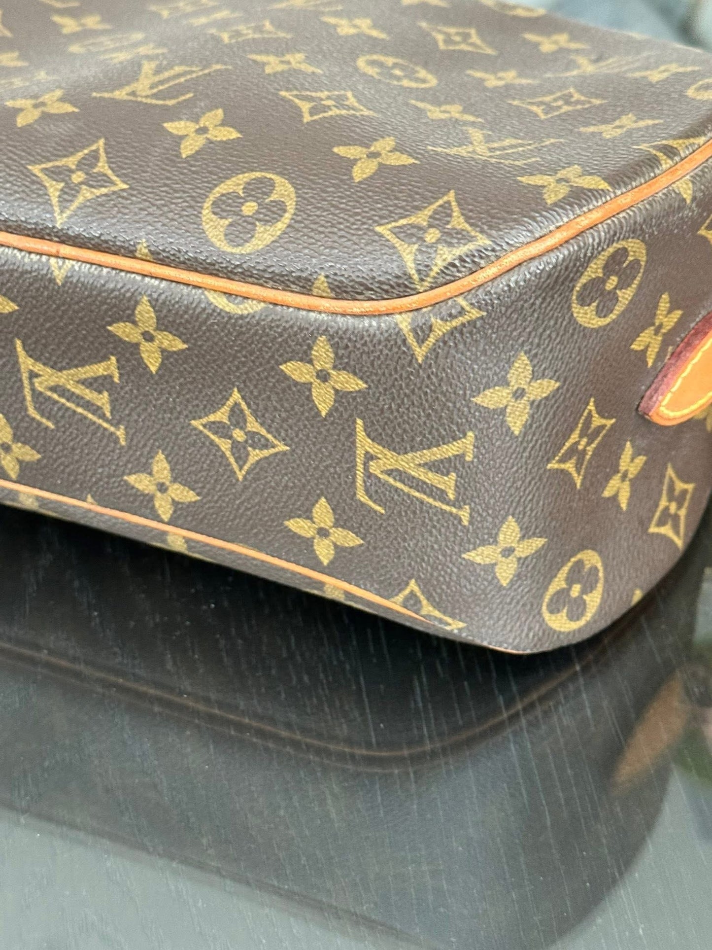 Blois Crossbody -๐๏ธ Year: 1997