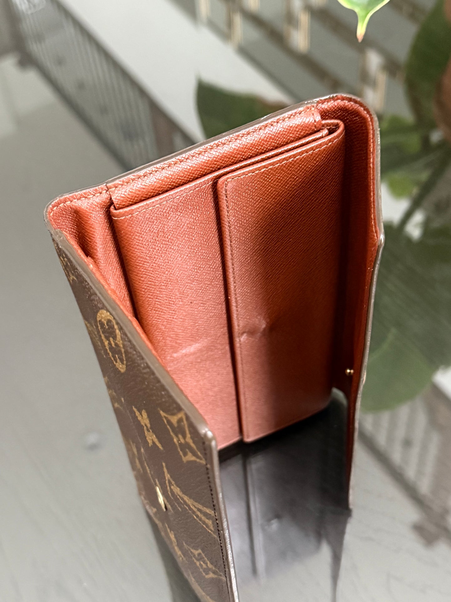 International Wallet in Monogram 🗓️ Year: 2001