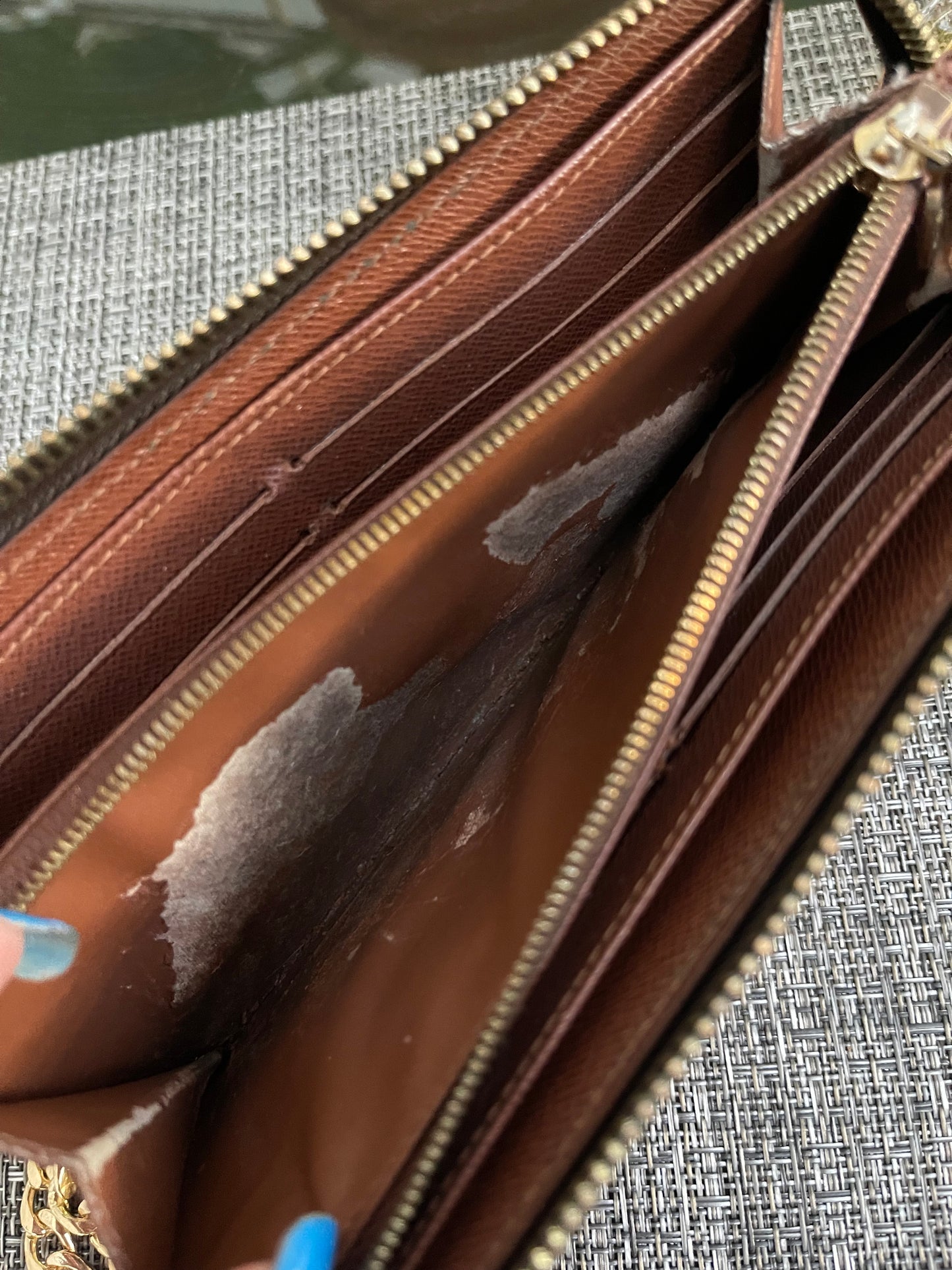 Monogram Astrid Wallet w/ generic wrist strap - ๐
Year: 2008