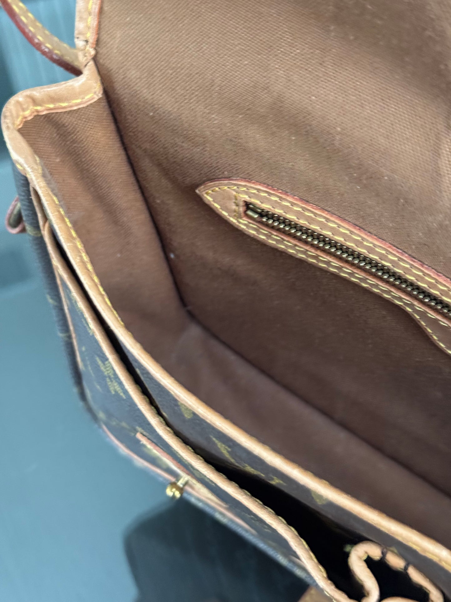 Gibeciere MM Crossbody Messenger -
๐
Year: 1991