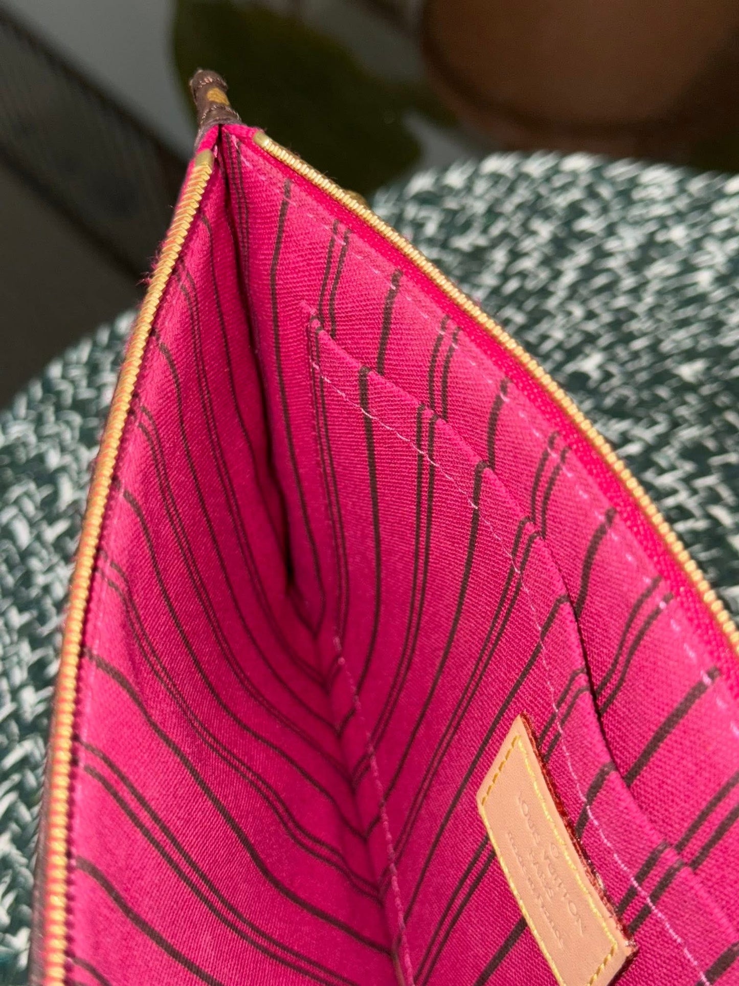 Neverfull MM/GM Pouch in Peony 🗓️ Year: 2020