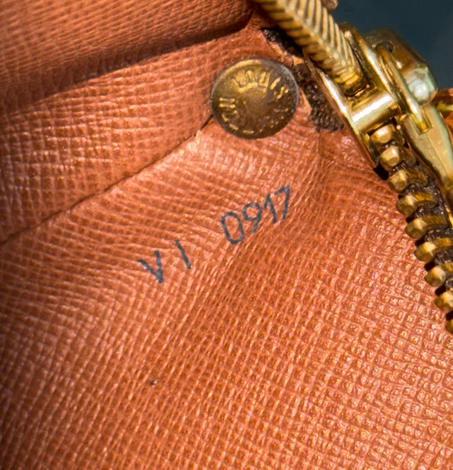 Drouot Crossbody -π
Year: 1997