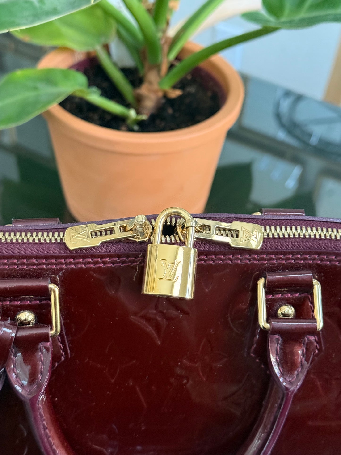 Vernis Alma PM Amarante with Lock π and key, clochette and Dustbag π