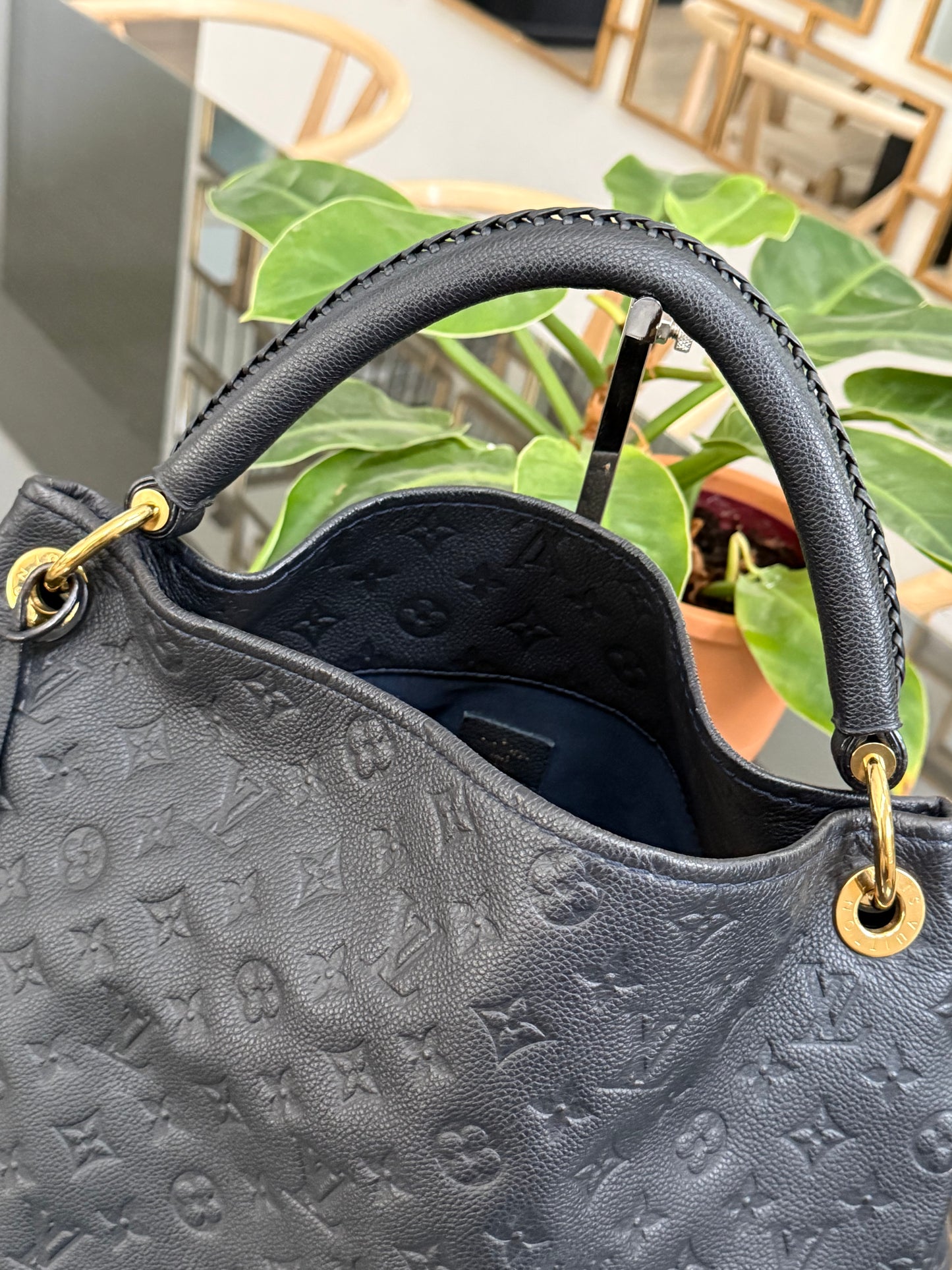 Artsy MM Empriente in Black/ Navy Blue with Dustbag, Receipt and Insert Organizer - ๐
Year: 2012