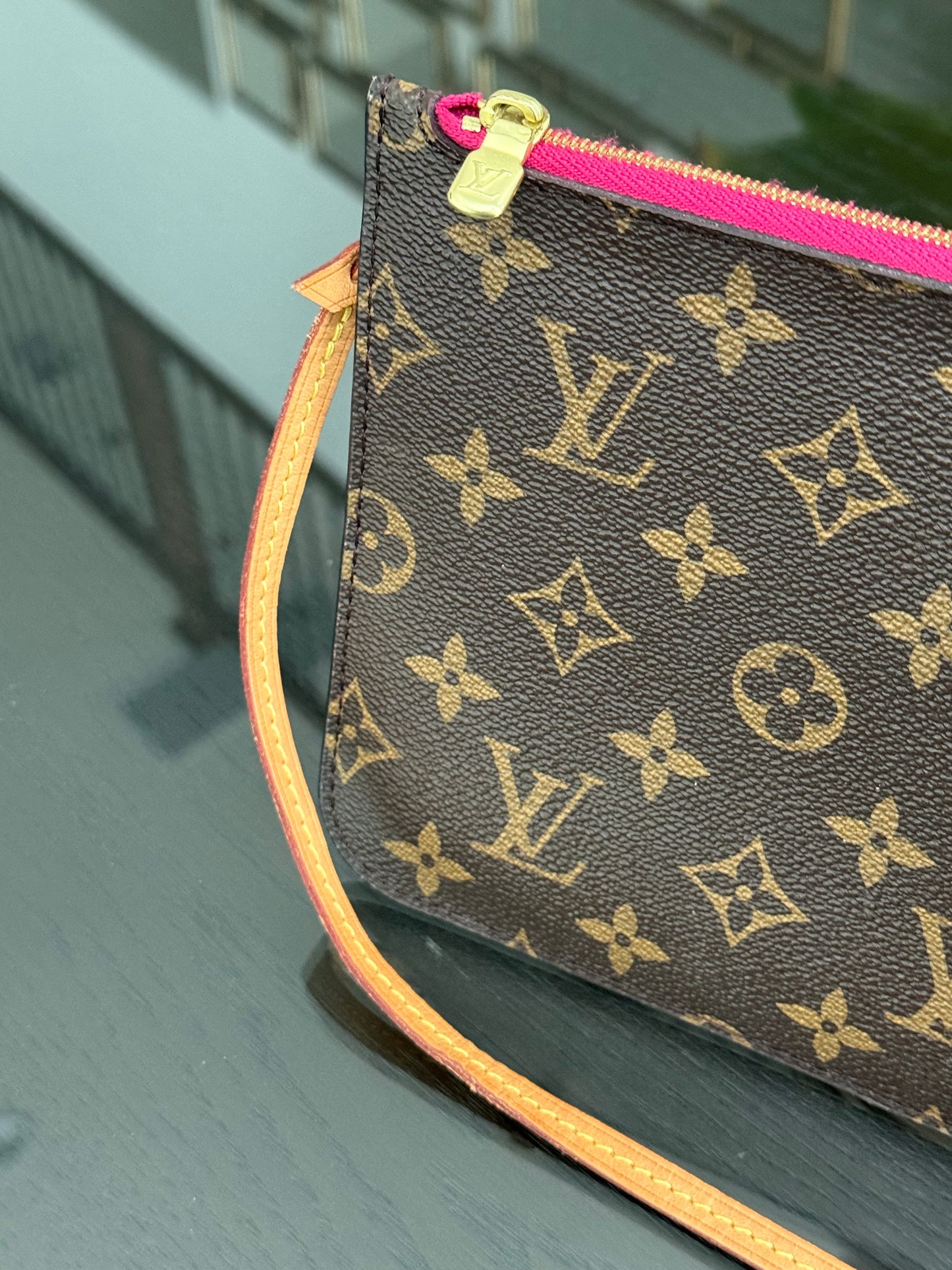 Neverfull MM Pouch in Peony interior -🗓️ Year:2019