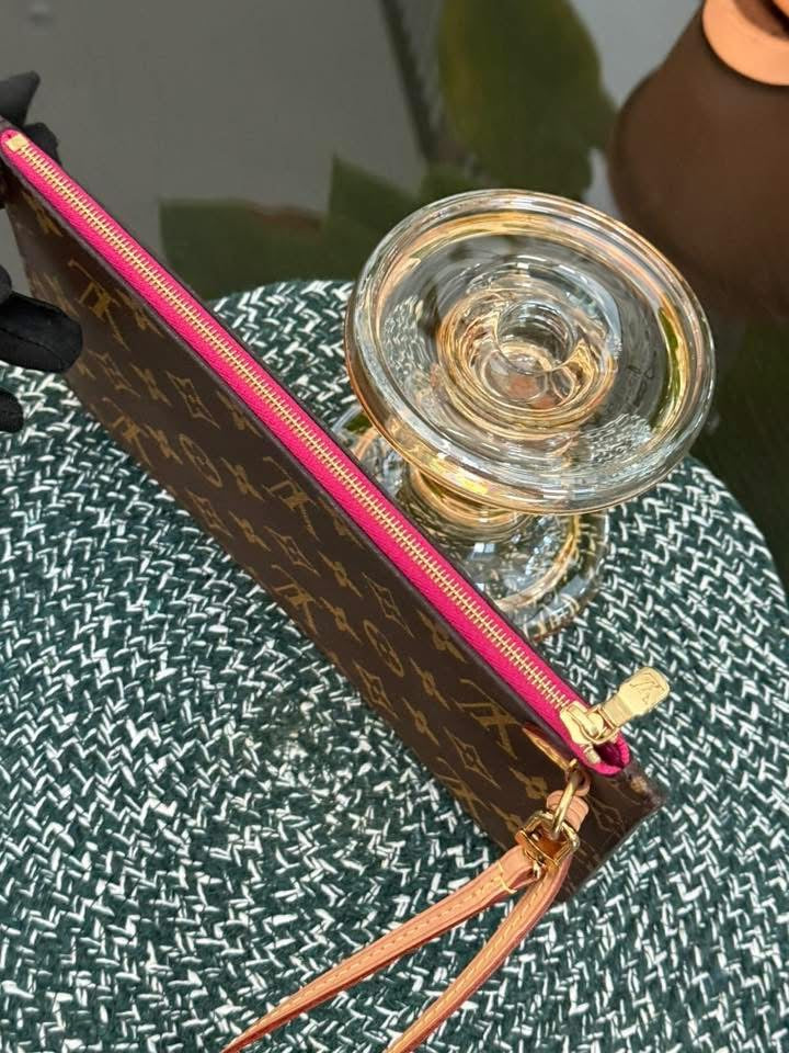 Neverfull MM/GM Pouch in Peony 🗓️ Year: 2020