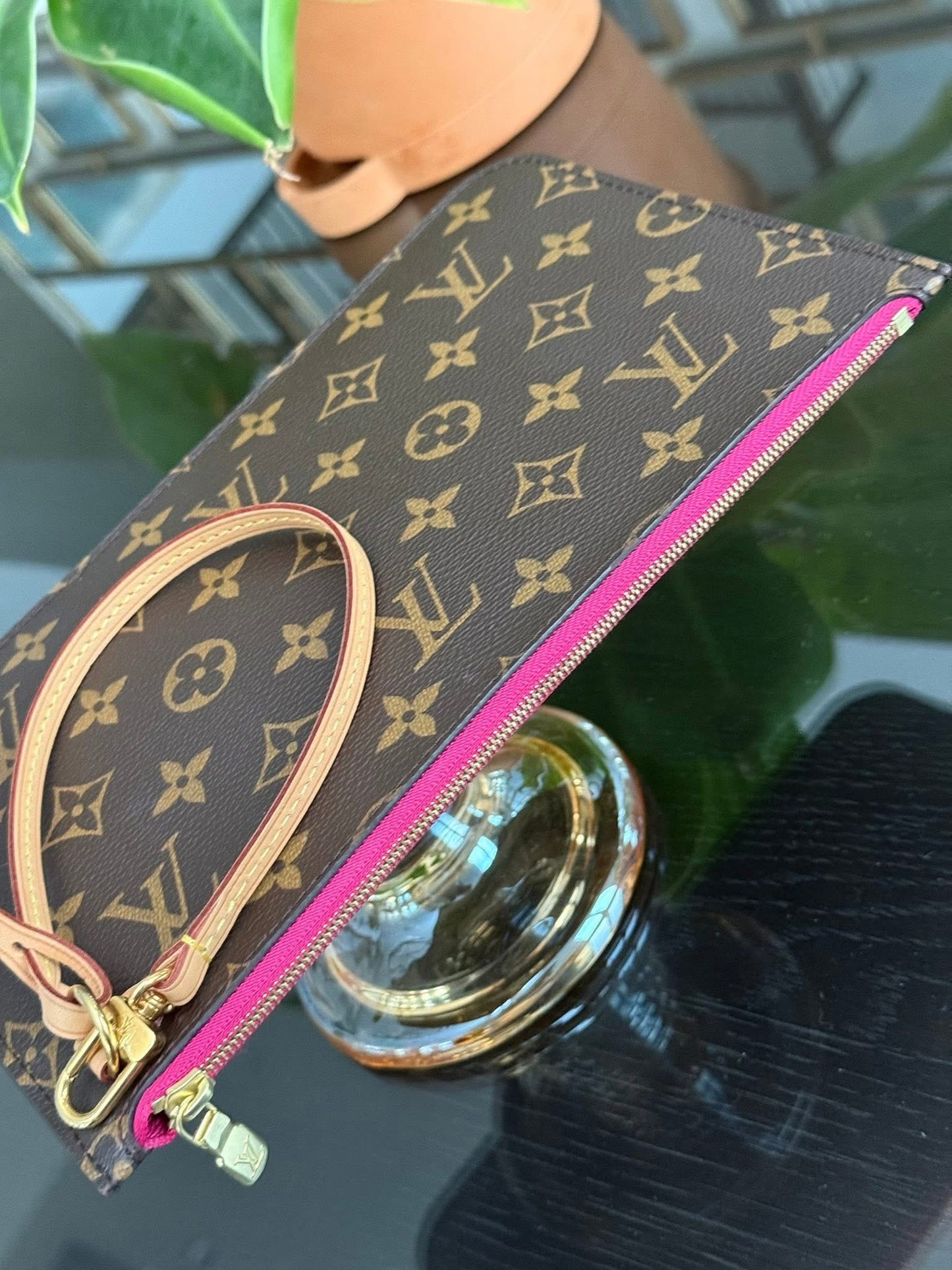 Neverfull MM/GM Pouch in Peony 🗓️ Year: 2016