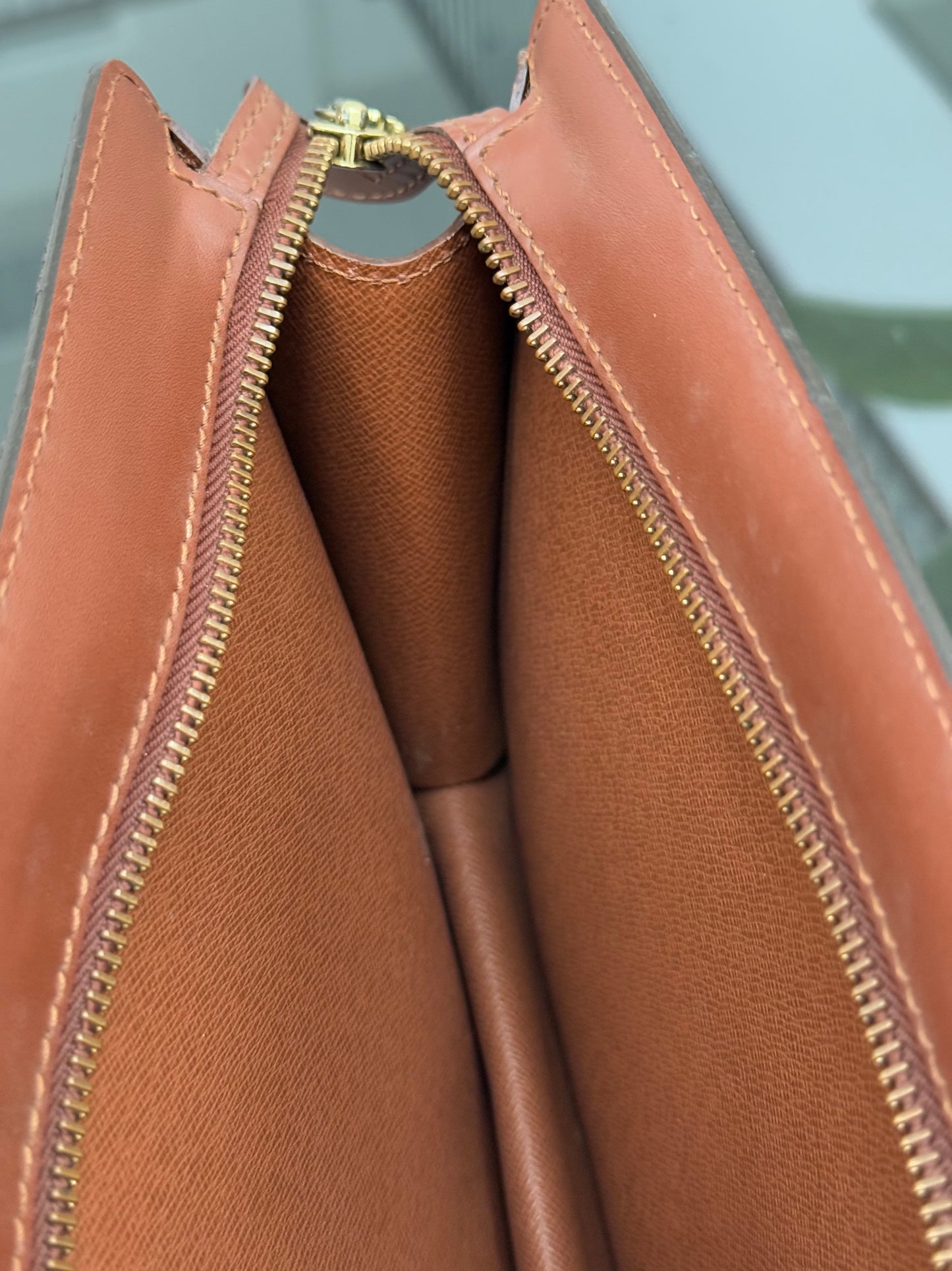 Pochette Homme with Generic Crossbody -🗓️ Year: 1995
