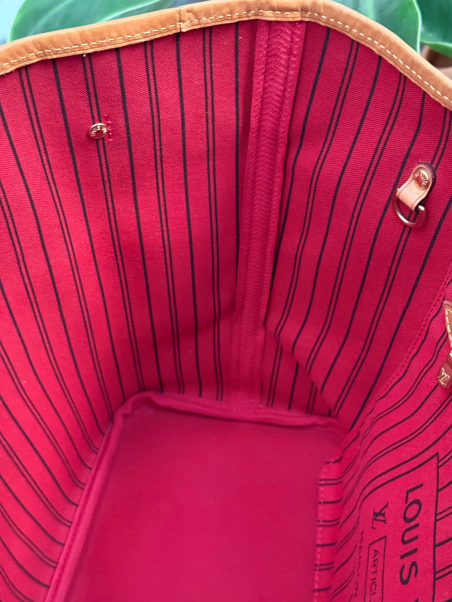 Neverfull MM in Cerise/ Red interior with Dustbag ๐
Year: 2018