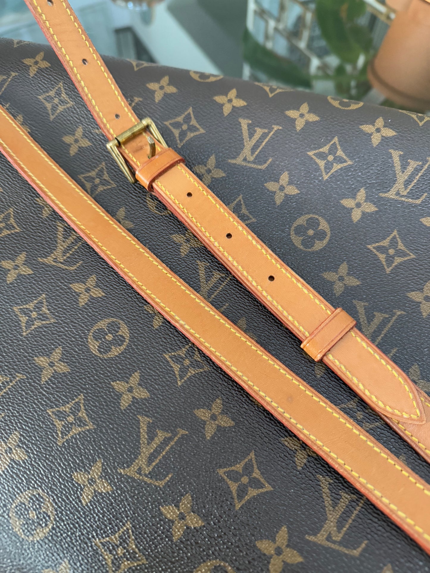 Beverly GM Satchel Crossbody - ๐
Year: 1996