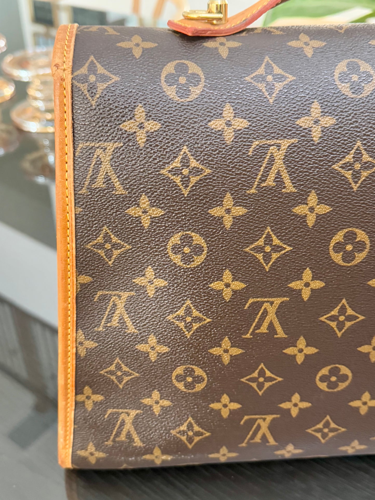 Beverly GM Satchel Crossbody - ๐
Year: 1996