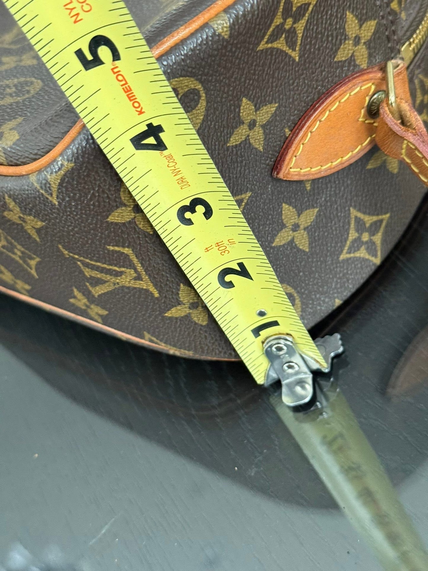 Blois Crossbody -๐๏ธ Year: 1997