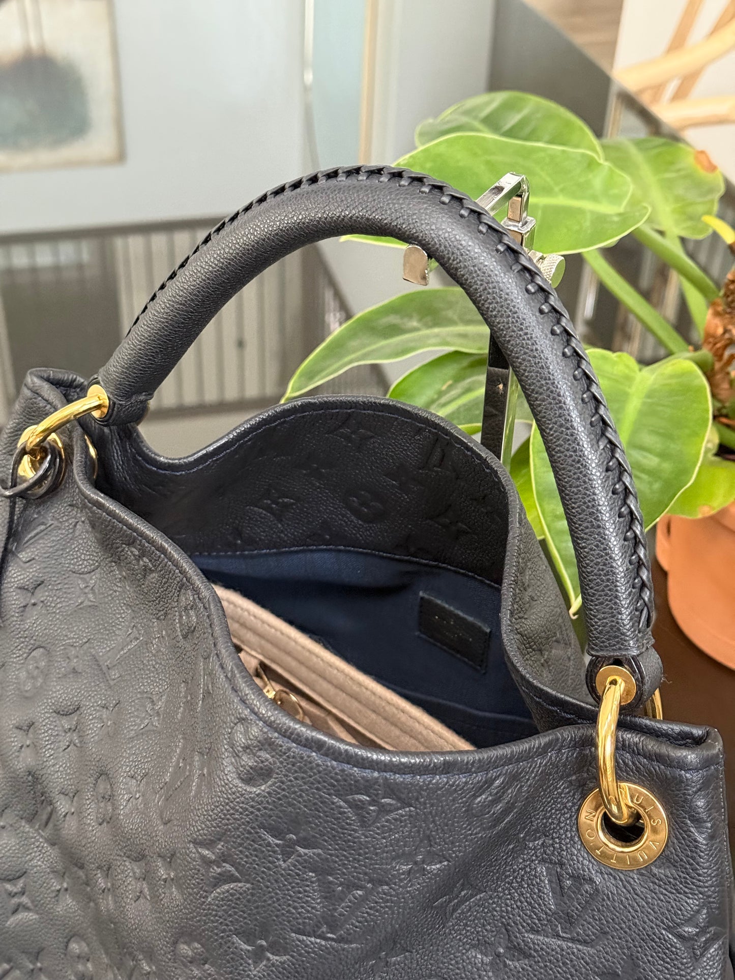 Artsy MM Empriente in Black/ Navy Blue with Dustbag, Receipt and Insert Organizer - ๐
Year: 2012