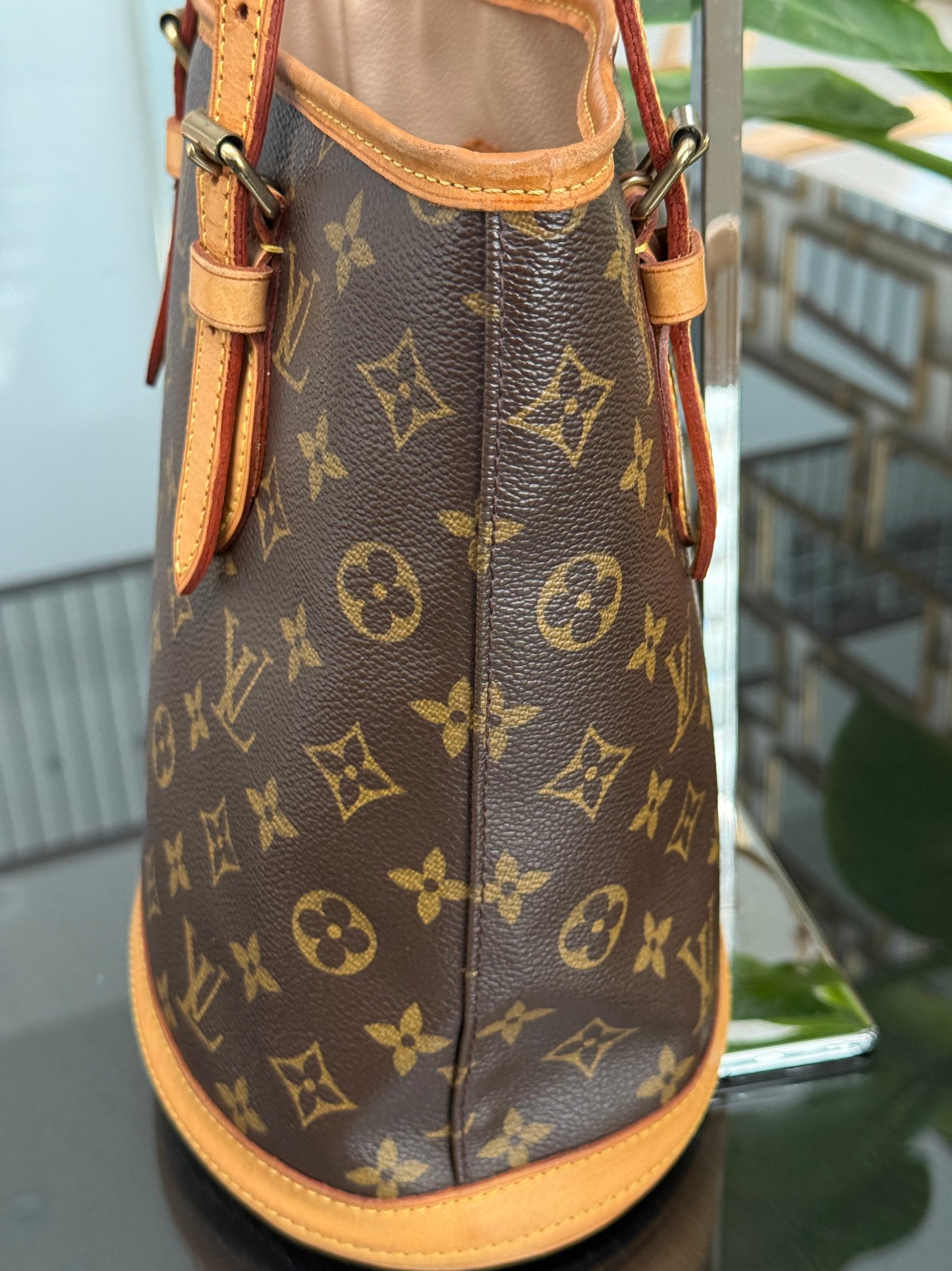 Petite Bucket in Monogram 🗓️ Year: 2003