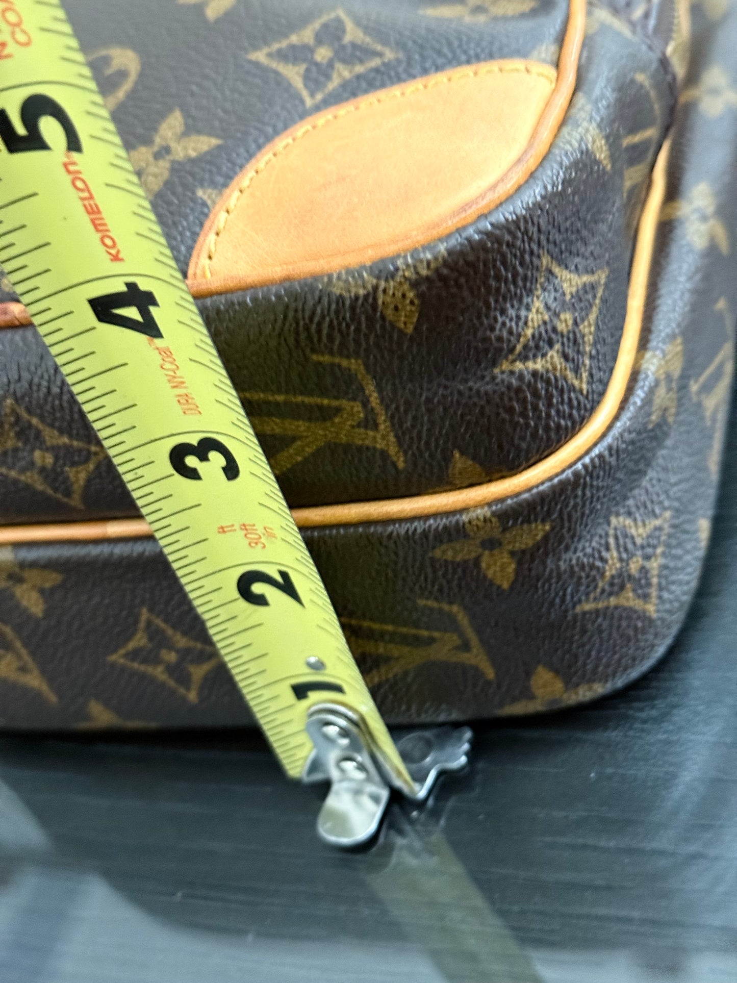 Amazon Crossbody Bag
๐๏ธ Year: 2000